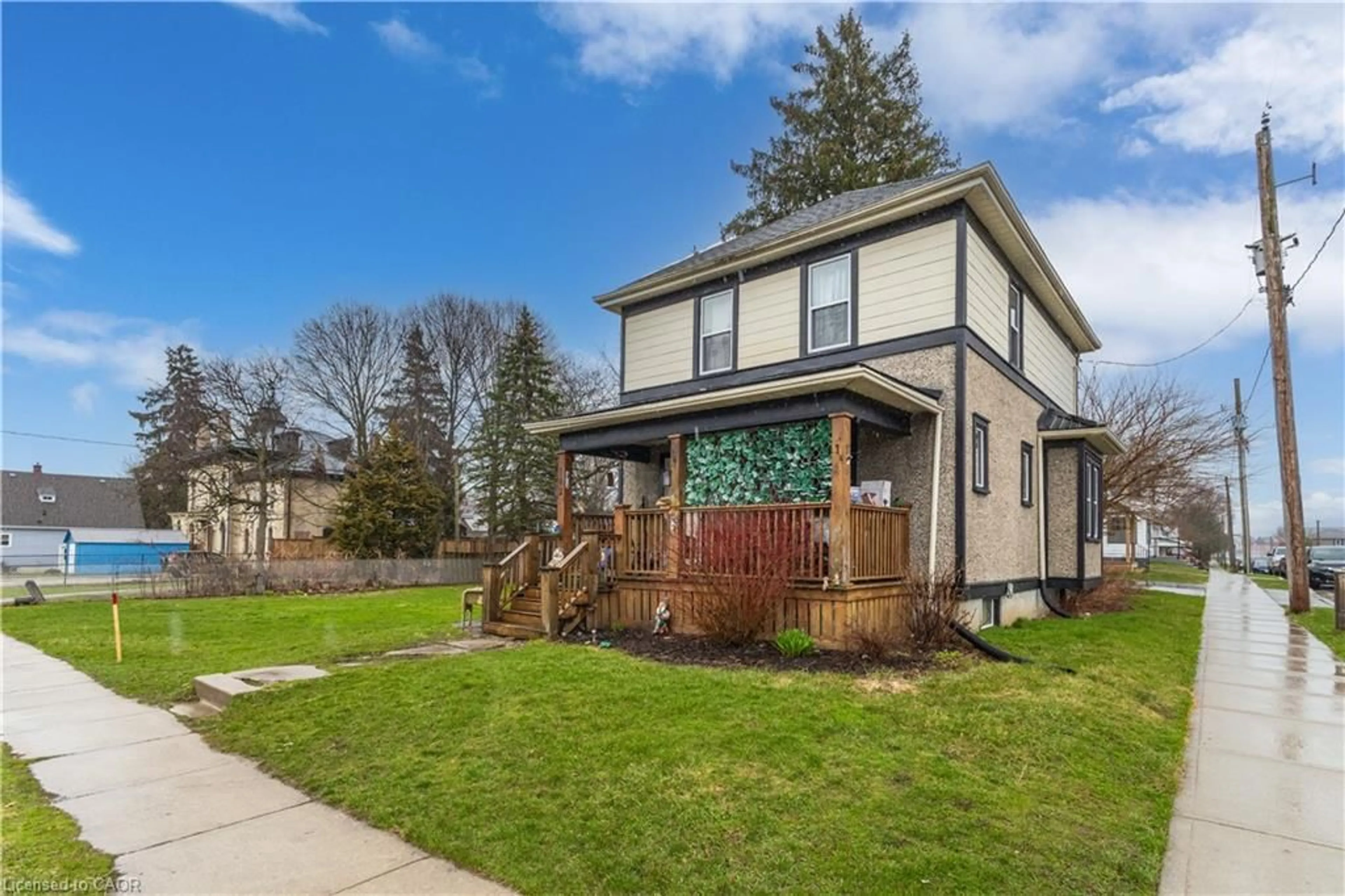 Home with vinyl exterior material, street for 142 Stanley St, Simcoe Ontario N3Y 1M7