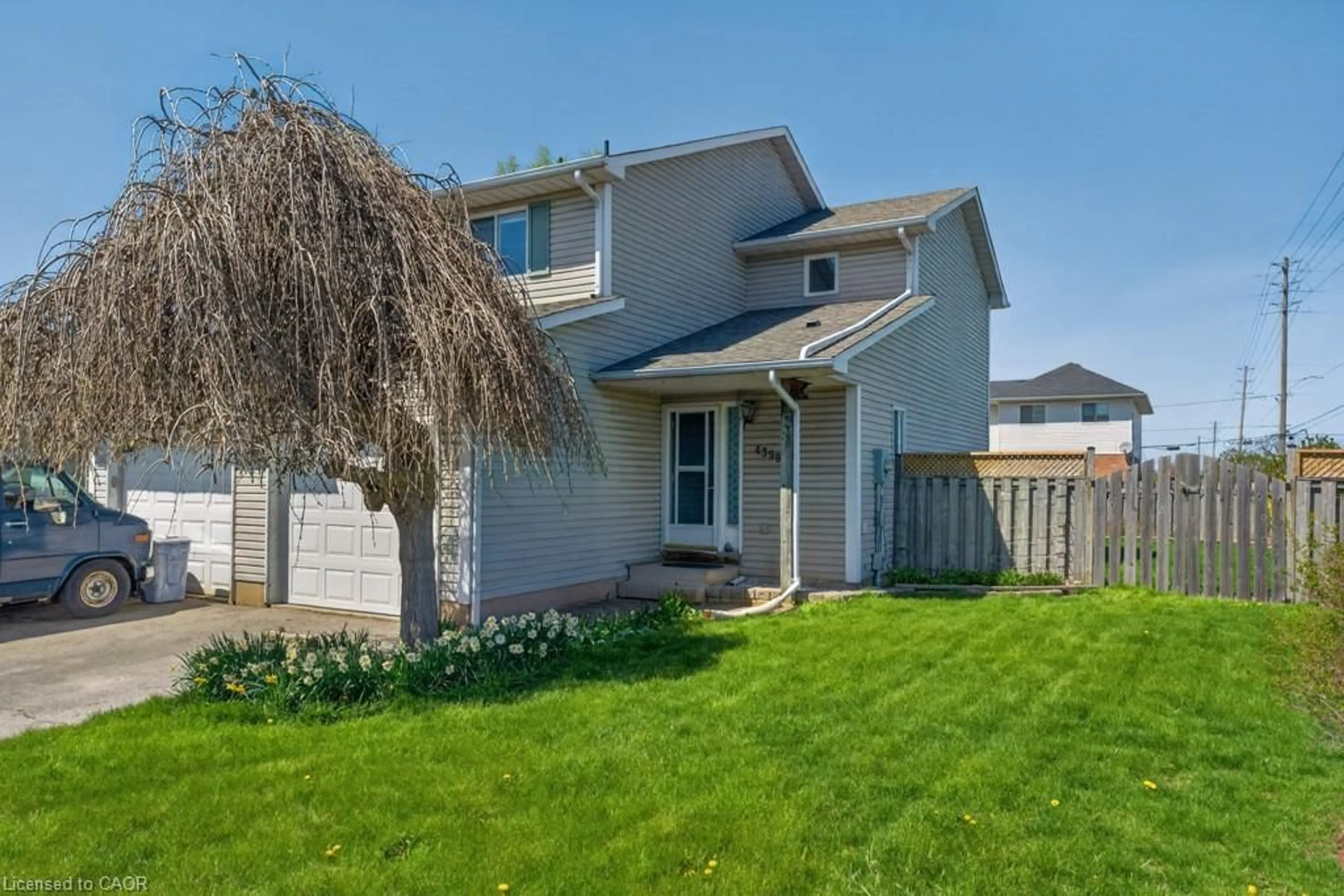 Home with vinyl exterior material, street for 4399 Beverley Cres, Beamsville Ontario L3J 0P5