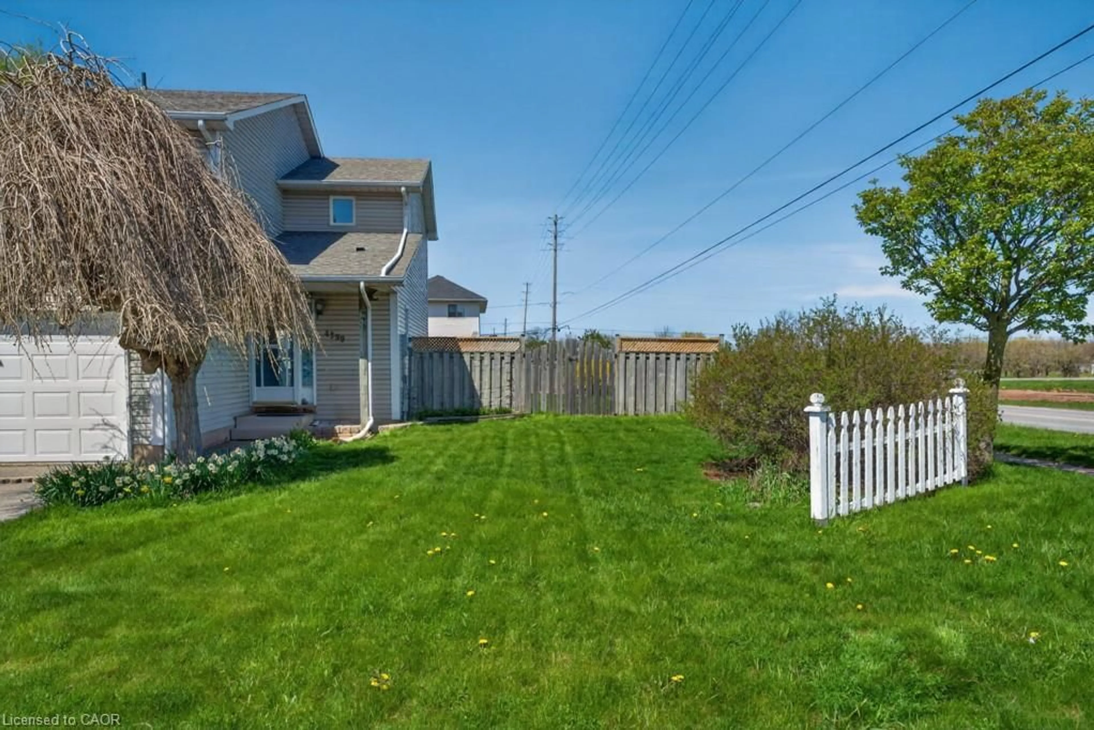 A pic from outside/outdoor area/front of a property/back of a property/a pic from drone, street for 4399 Beverley Cres, Beamsville Ontario L3J 0P5