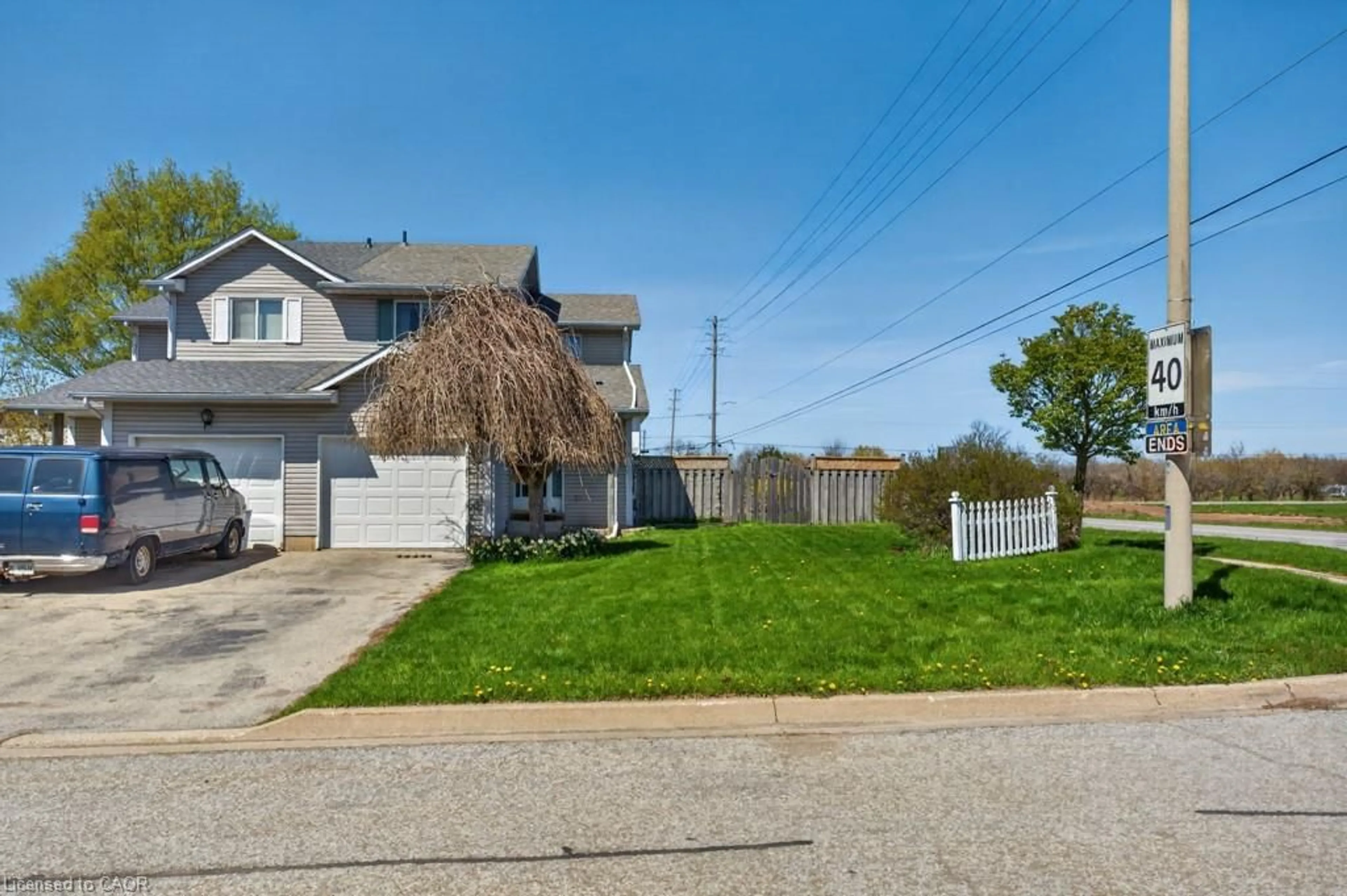 A pic from outside/outdoor area/front of a property/back of a property/a pic from drone, street for 4399 Beverley Cres, Beamsville Ontario L3J 0P5