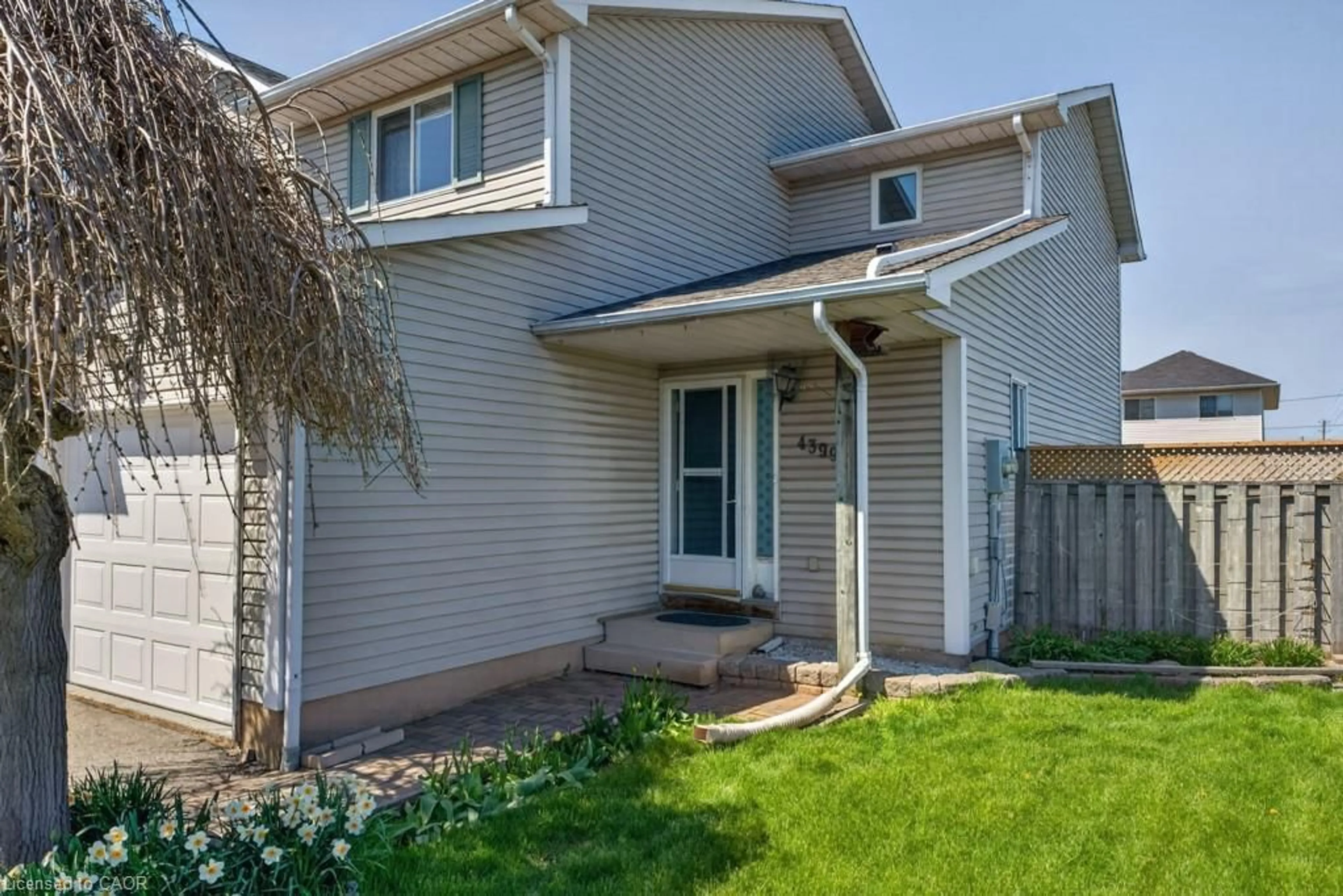 Home with vinyl exterior material, street for 4399 Beverley Cres, Beamsville Ontario L3J 0P5