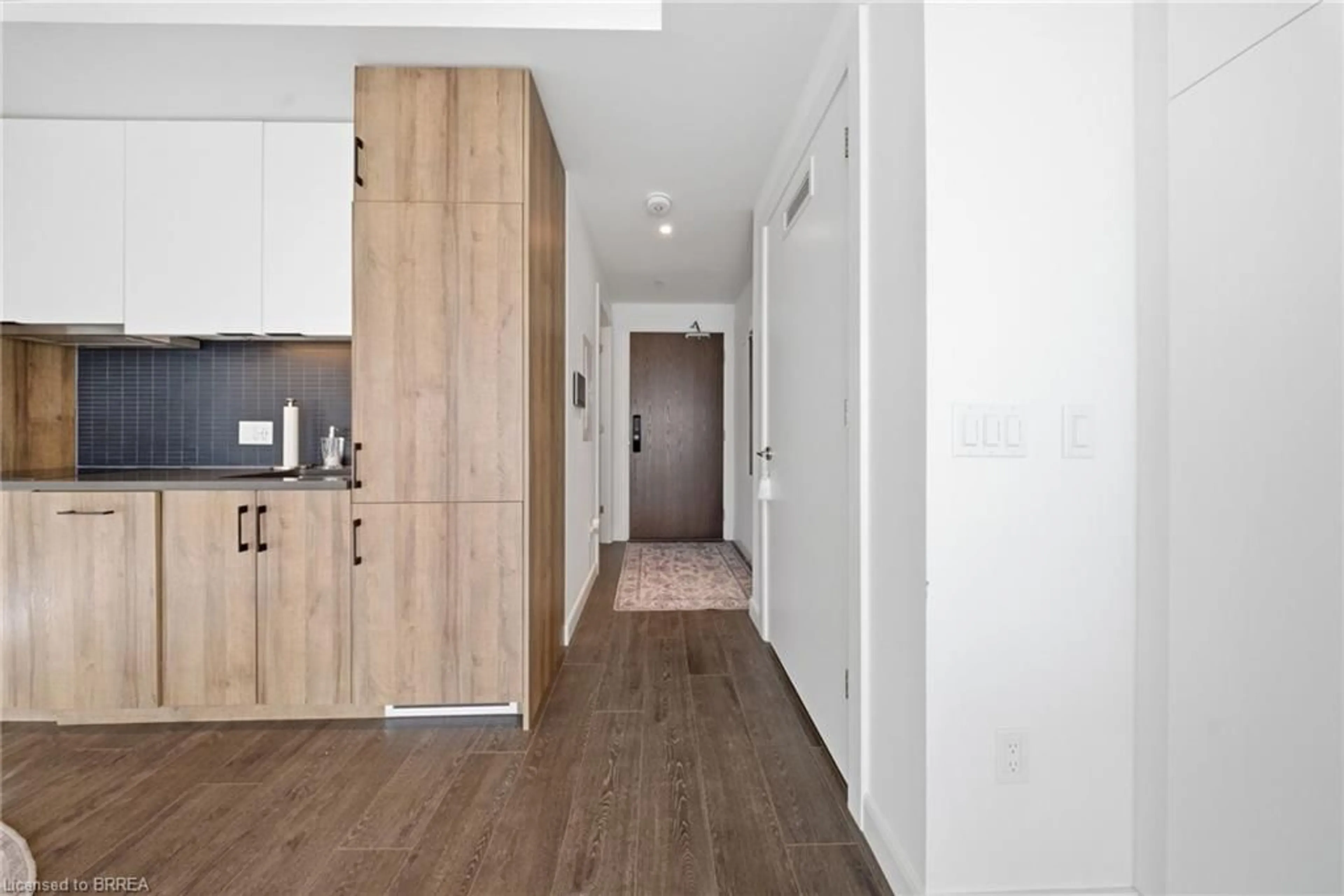 Indoor entryway for 741 King St #107, Kitchener Ontario N2G 1E5