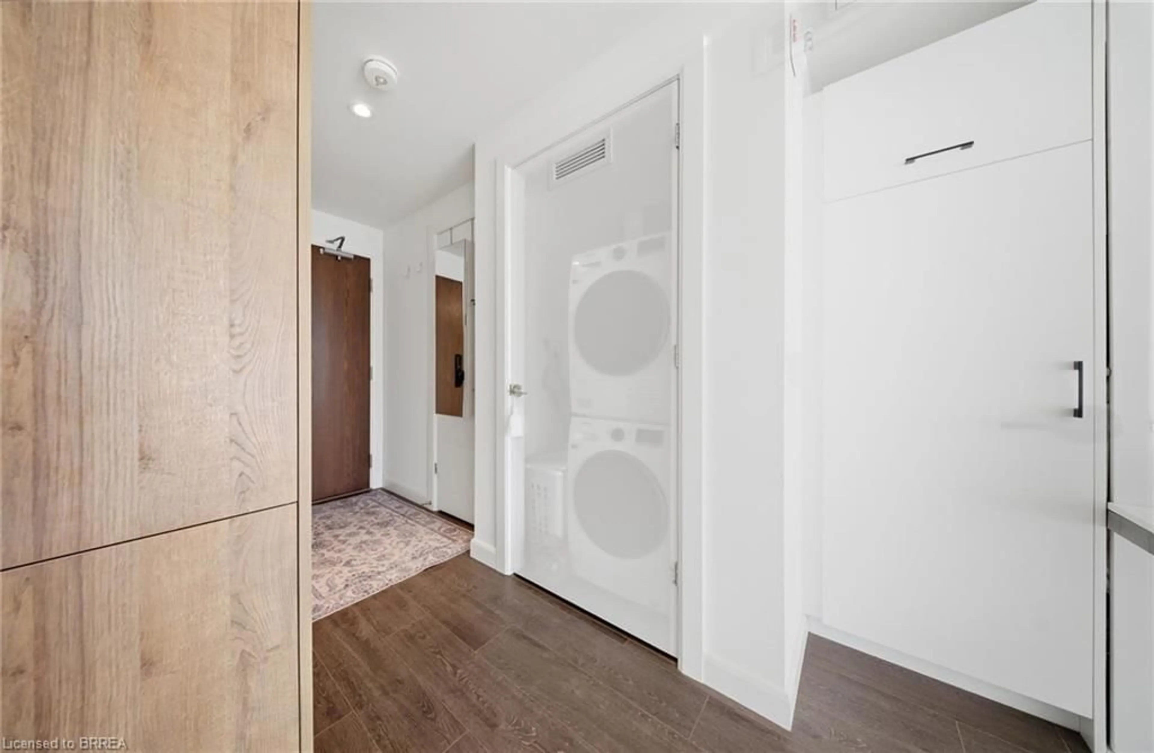 Indoor entryway for 741 King St #107, Kitchener Ontario N2G 1E5