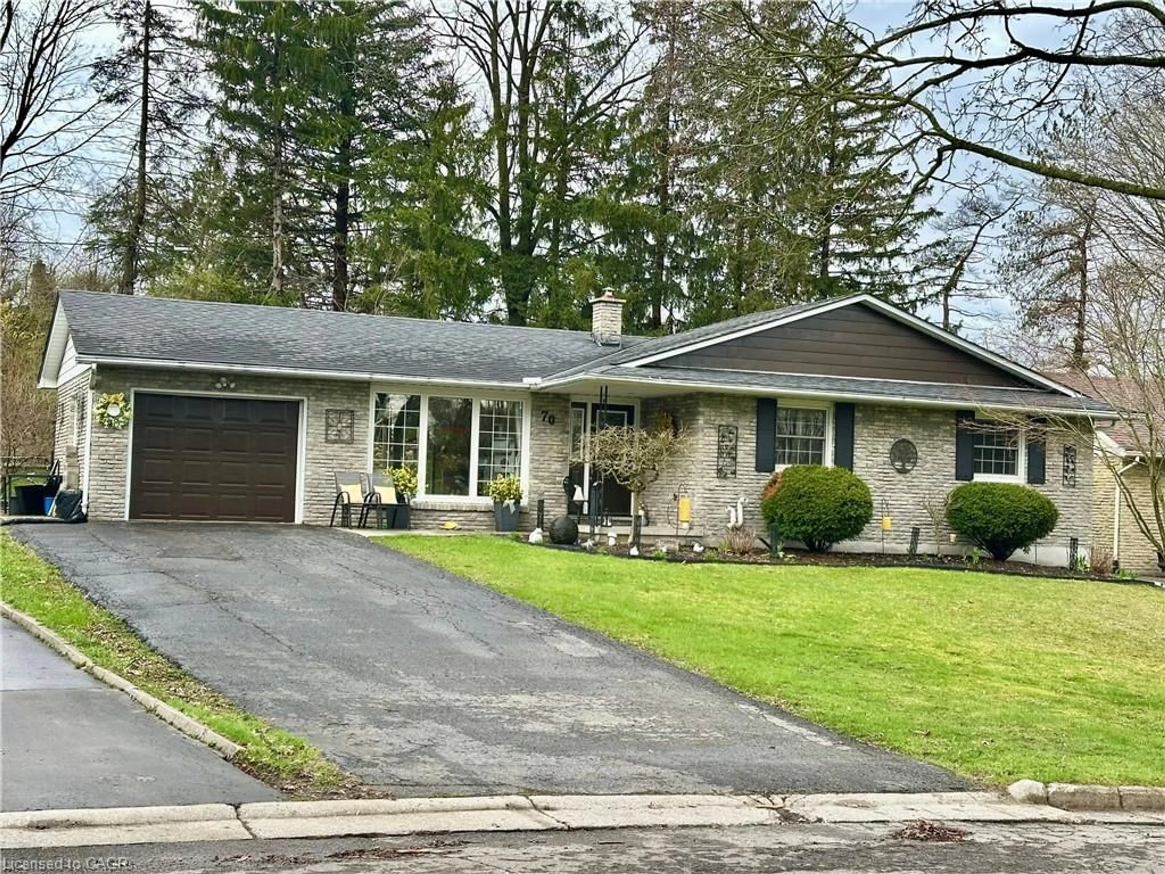 Home with vinyl exterior material, street for 70 Berkley Cres, Simcoe Ontario N3Y 2K5