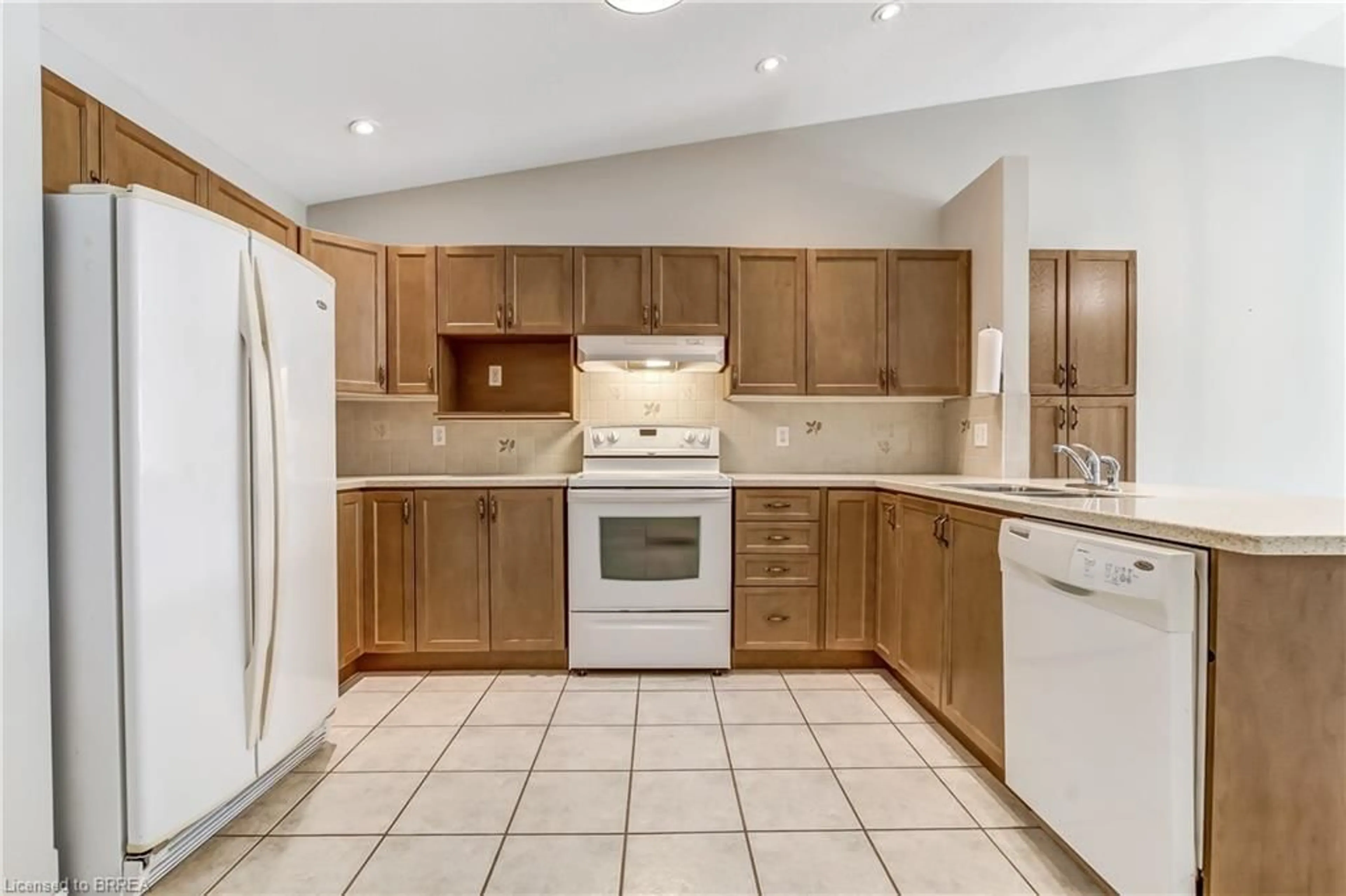 Standard kitchen, ceramic/tile floor for 19 Hanlon Pl #15, Paris Ontario N3L 4E7