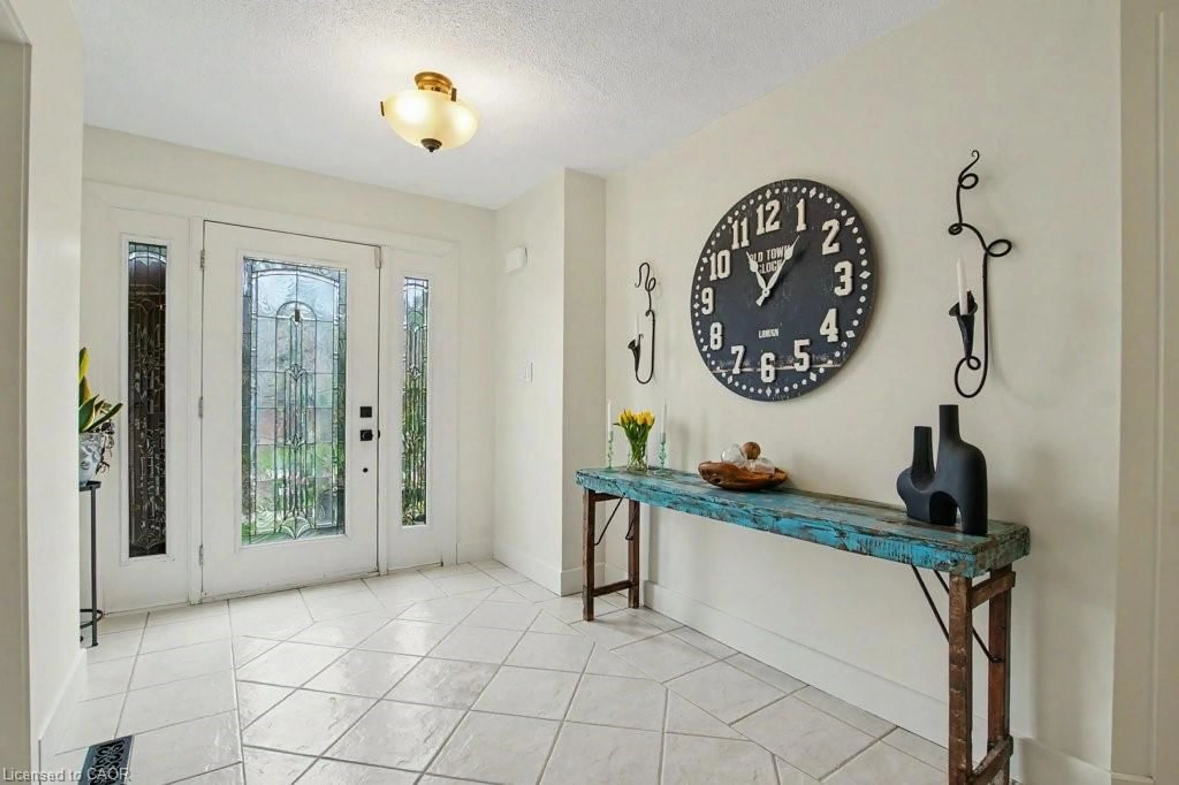 Indoor entryway for 2324 Homer Dr, Burlington Ontario L7P 4V4