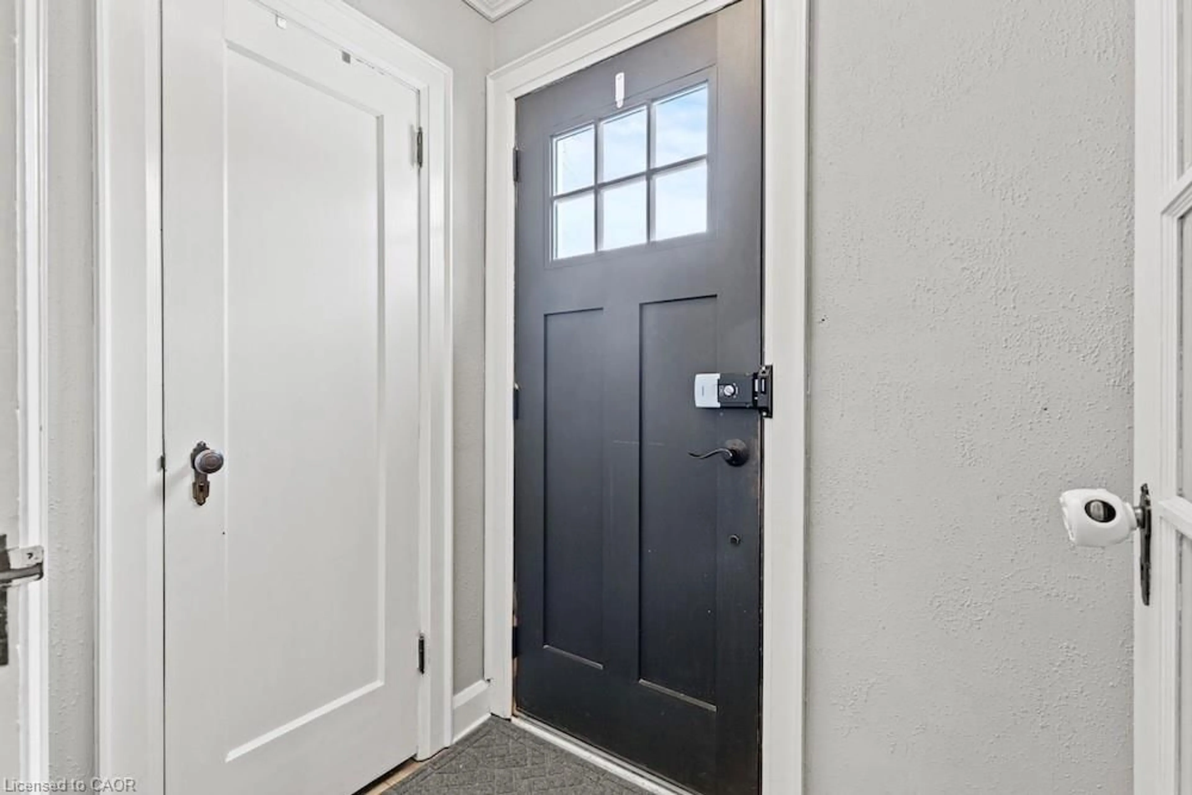 Indoor entryway for 14 Dunlop Dr, St. Catharines Ontario L2R 1A3