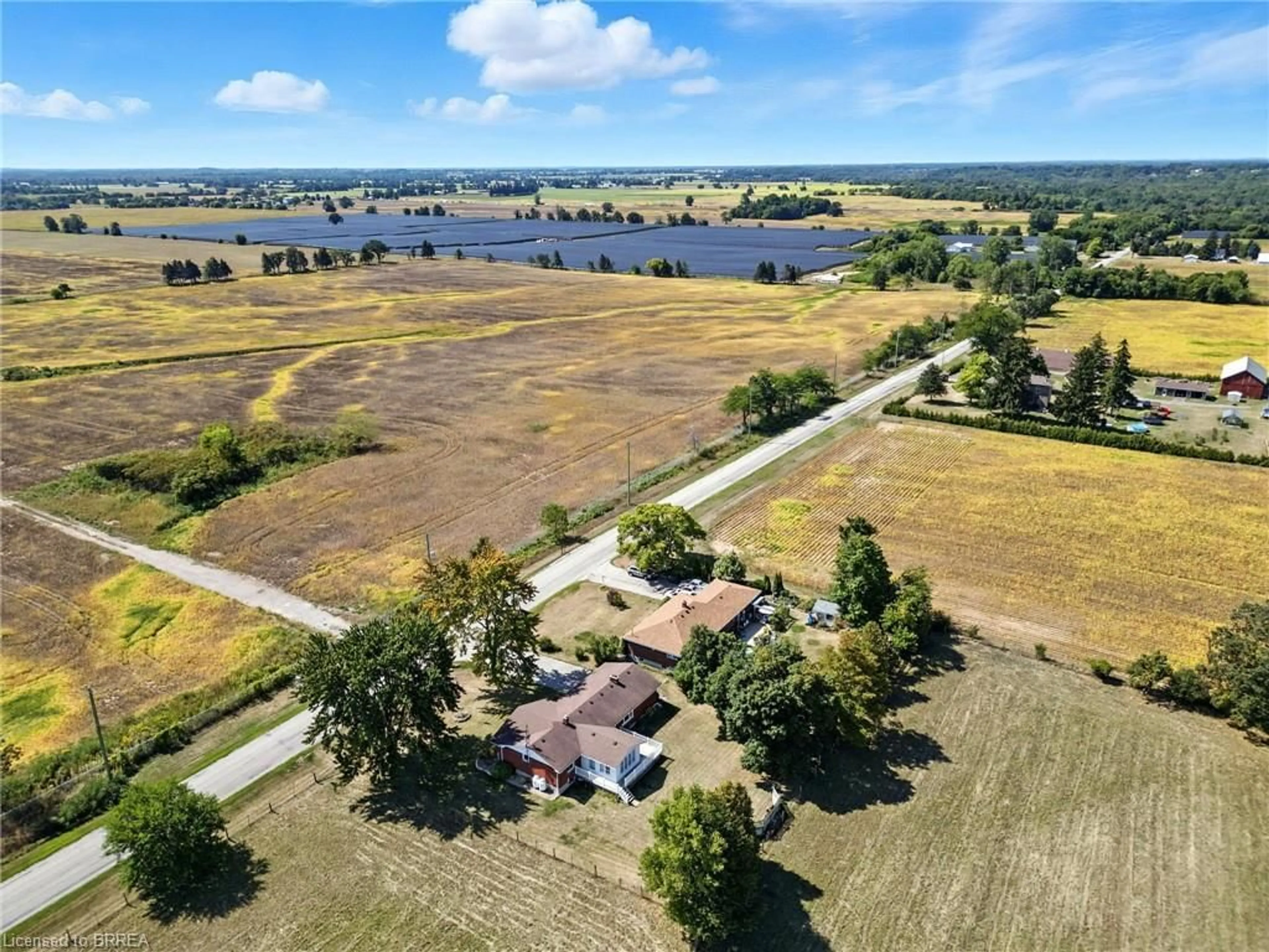 A pic from outside/outdoor area/front of a property/back of a property/a pic from drone, water/lake/river/ocean view for 207 Robinson Rd, Brantford Ontario N3T 5L7