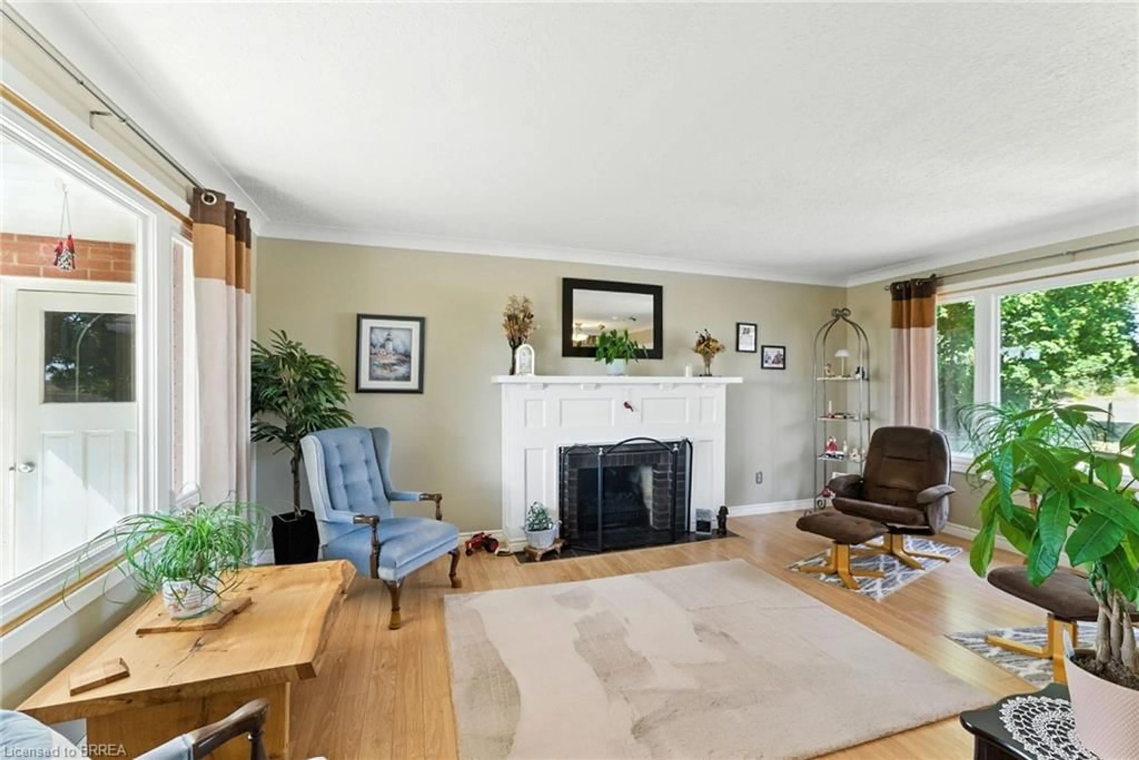 Living room with furniture, wood/laminate floor for 207 Robinson Rd, Brantford Ontario N3T 5L7