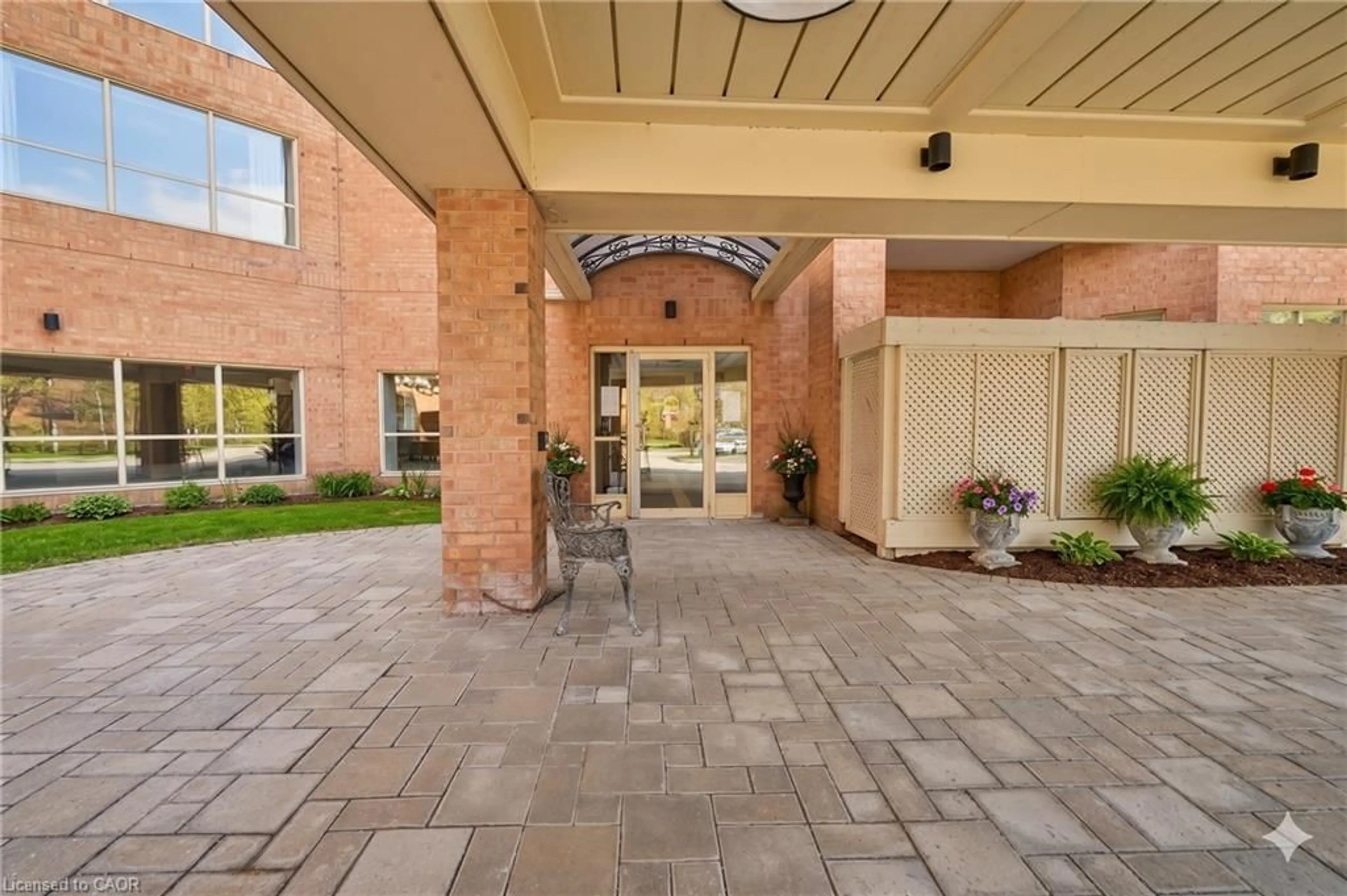 Indoor foyer for 1414 King St #302, Kitchener Ontario N2G 4T8