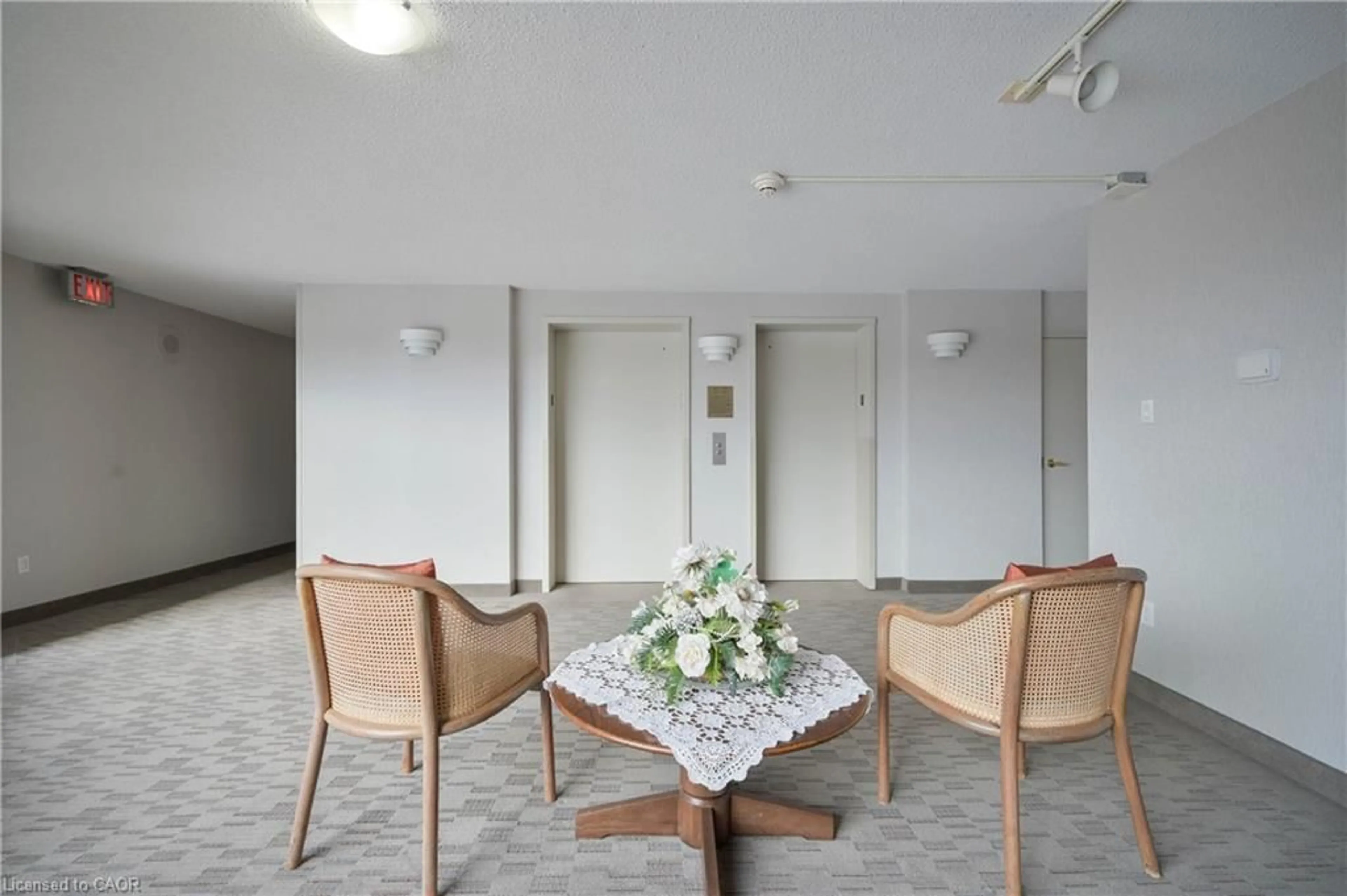 Indoor foyer for 1414 King St #302, Kitchener Ontario N2G 4T8