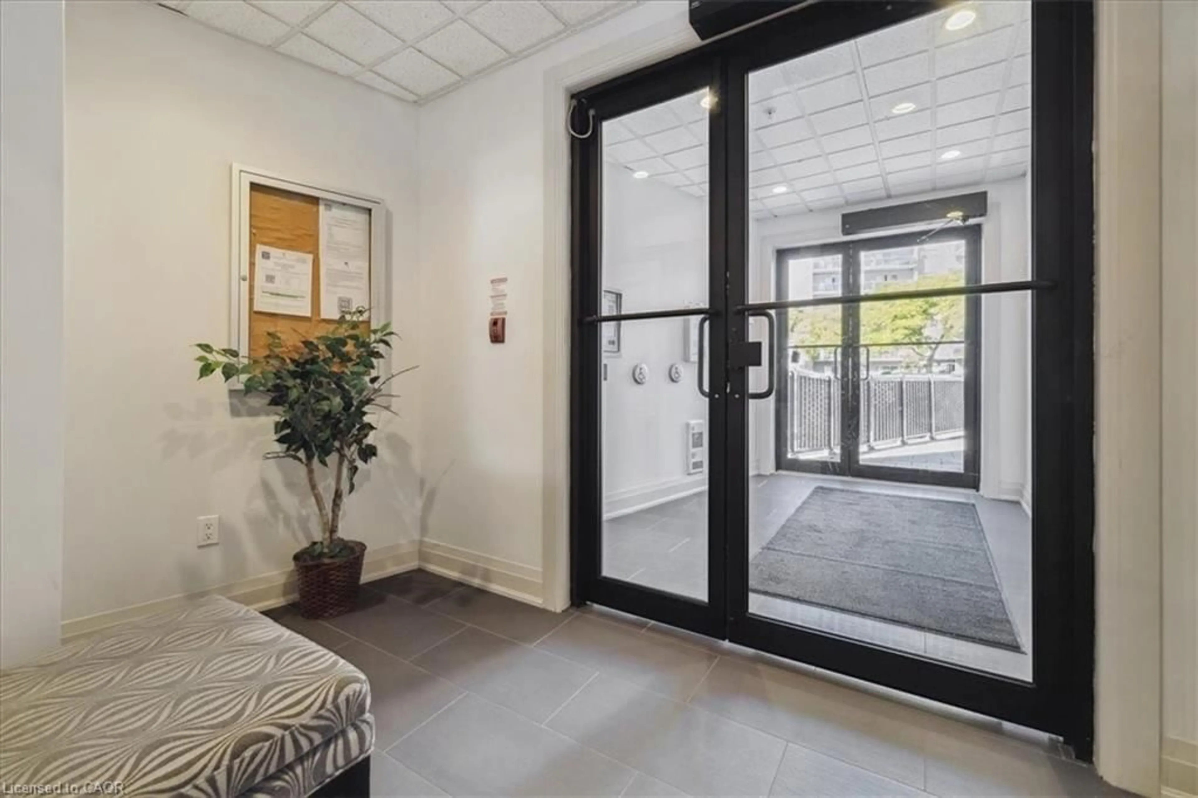 Indoor foyer for 70 Stewart St #102, Oakville Ontario L6K 1X5