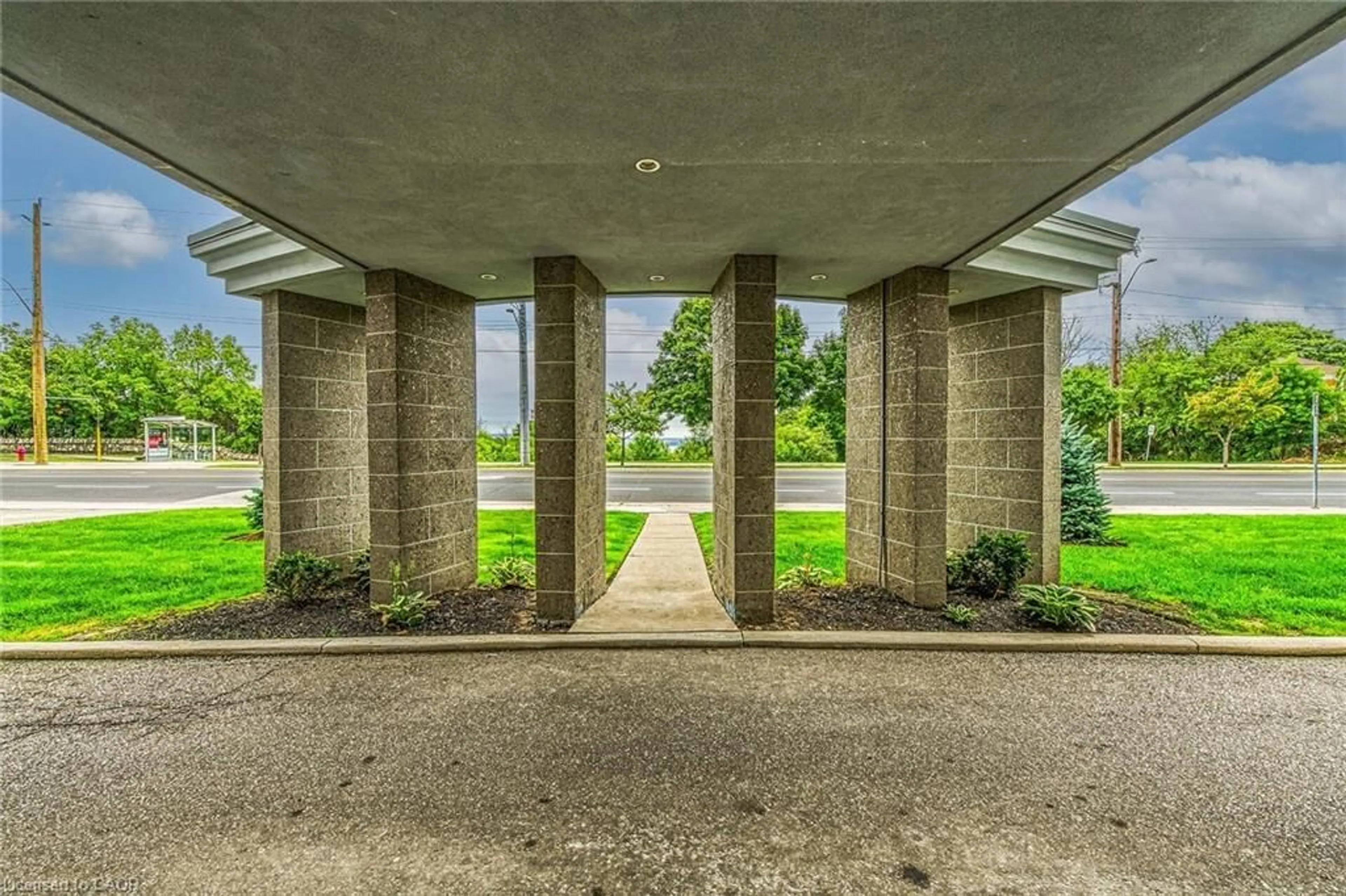 Indoor foyer for 350 Concession St #302, Hamilton Ontario L9A 1B6