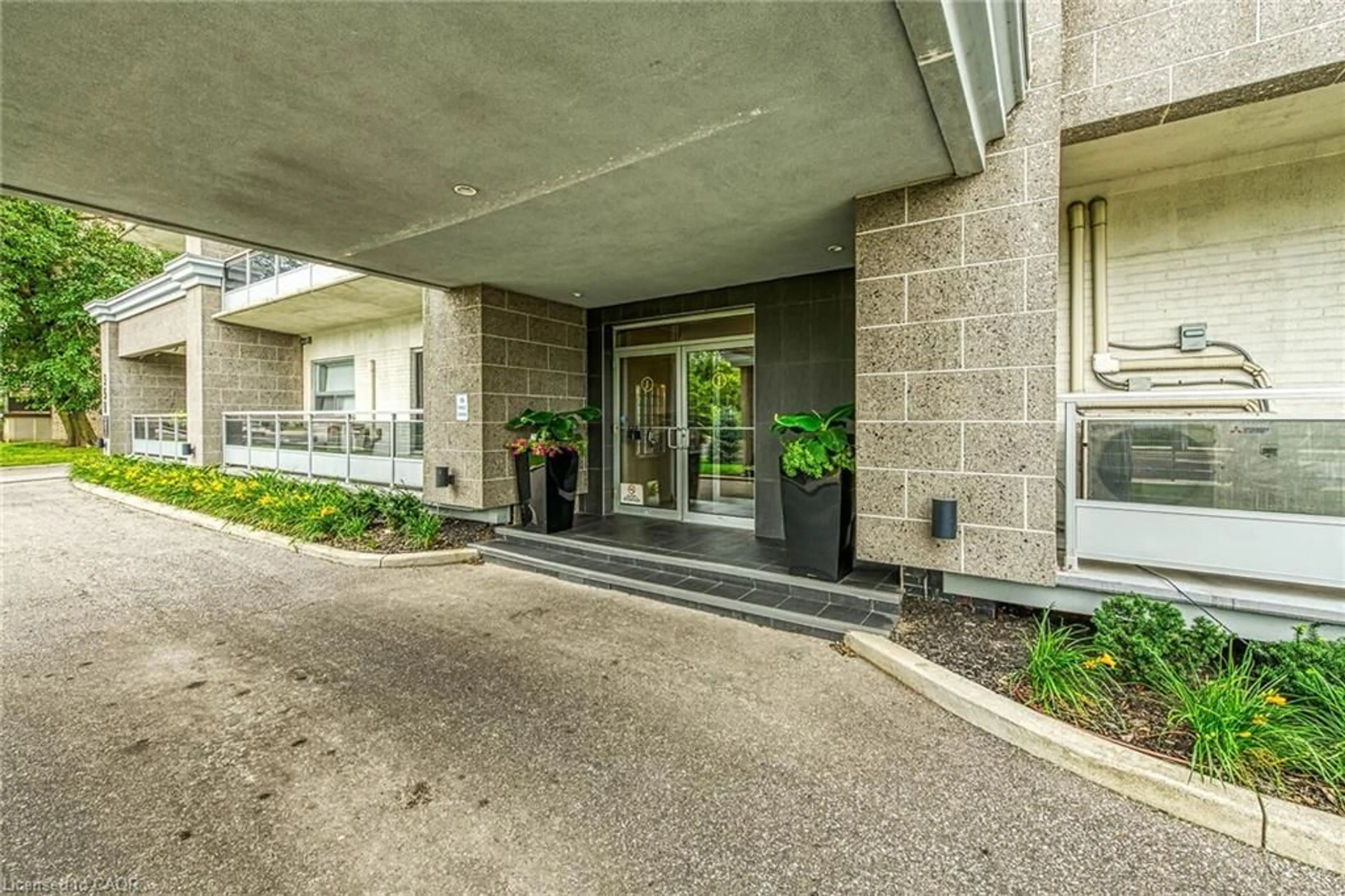 Indoor foyer for 350 Concession St #302, Hamilton Ontario L9A 1B6
