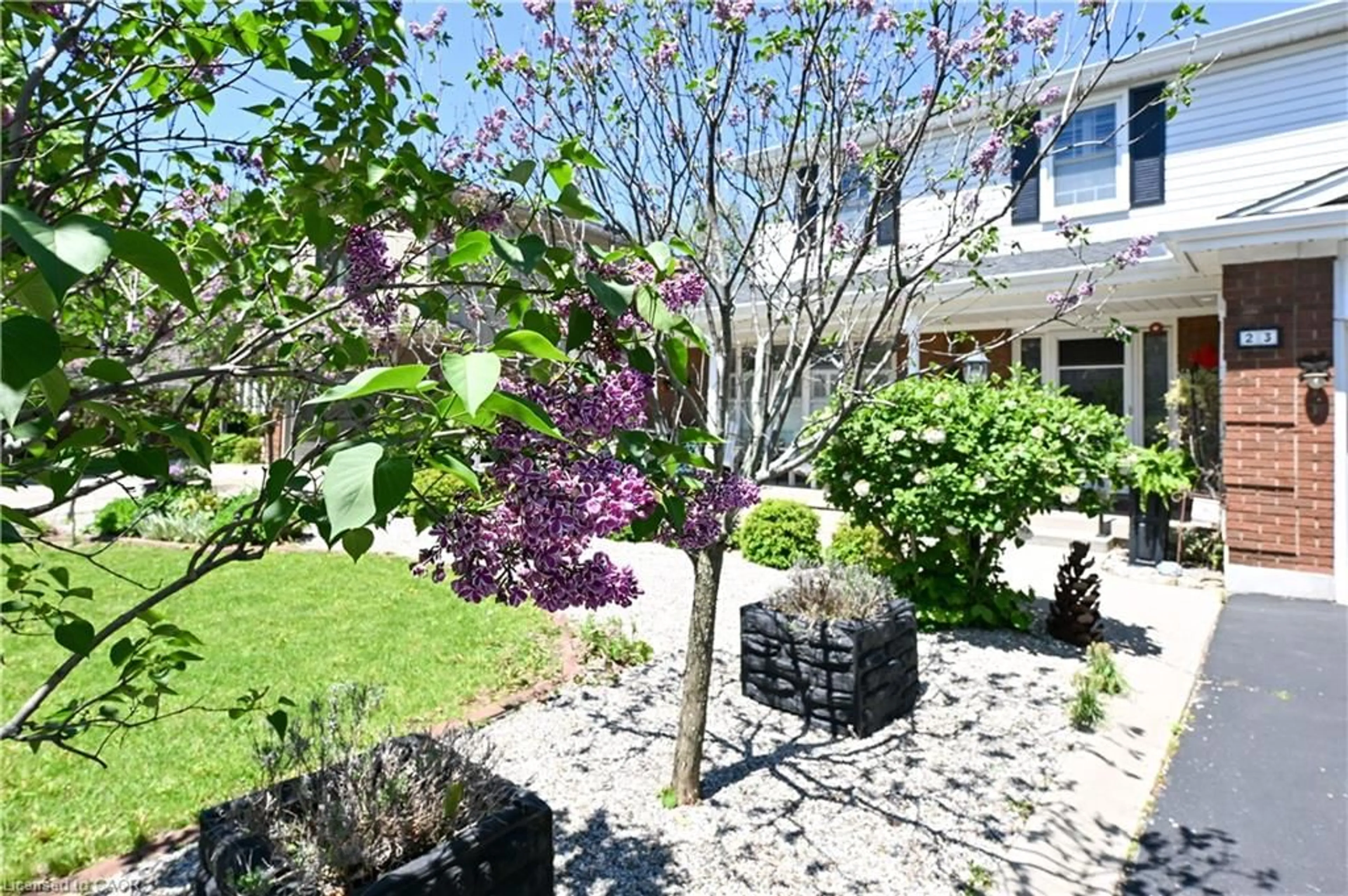 Patio, street for 23 Donlea Dr, Hamilton Ontario L8T 1K5