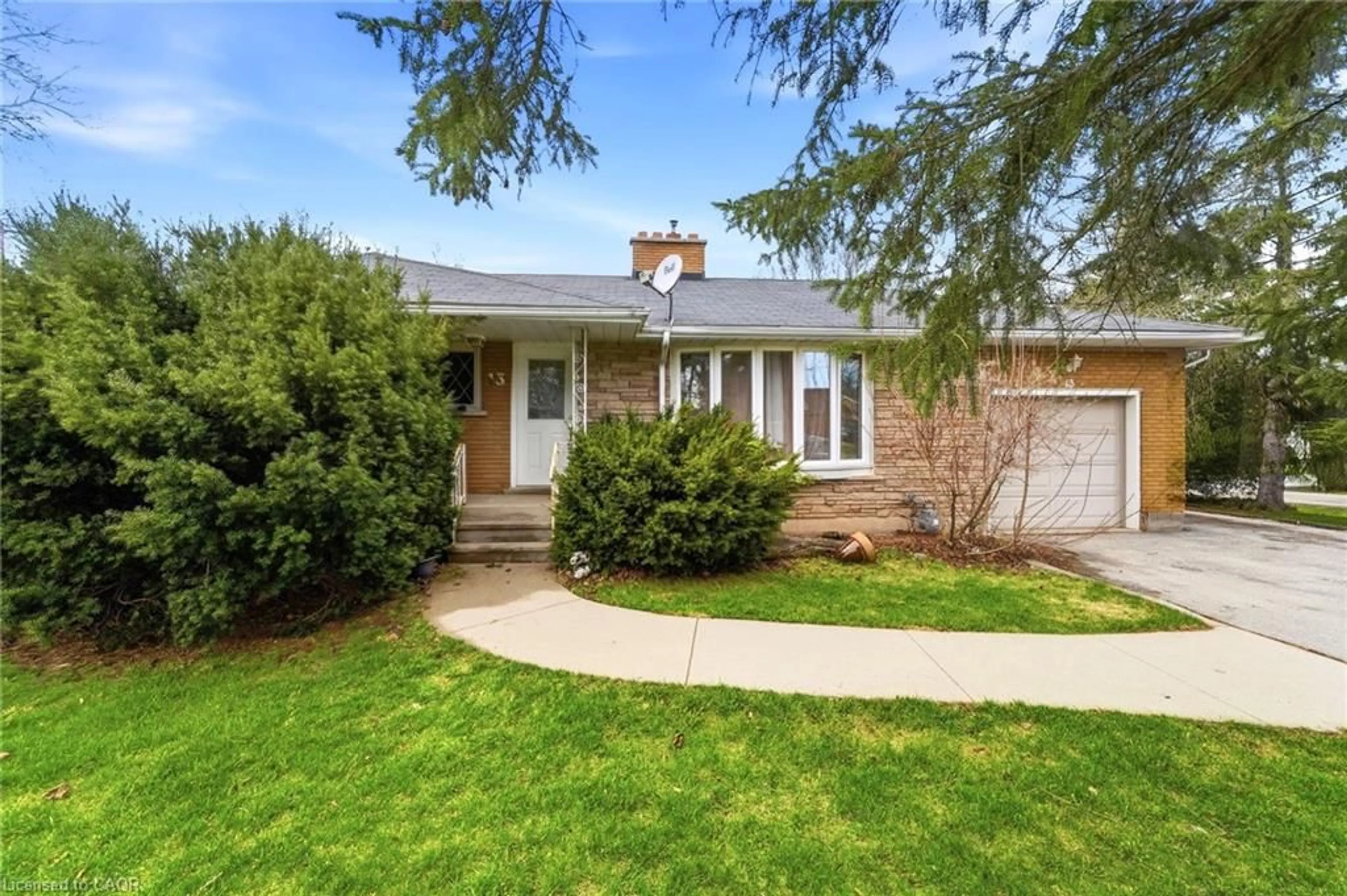 Home with vinyl exterior material, street for 13 Westview Cres, Waterdown Ontario L8B 0E4