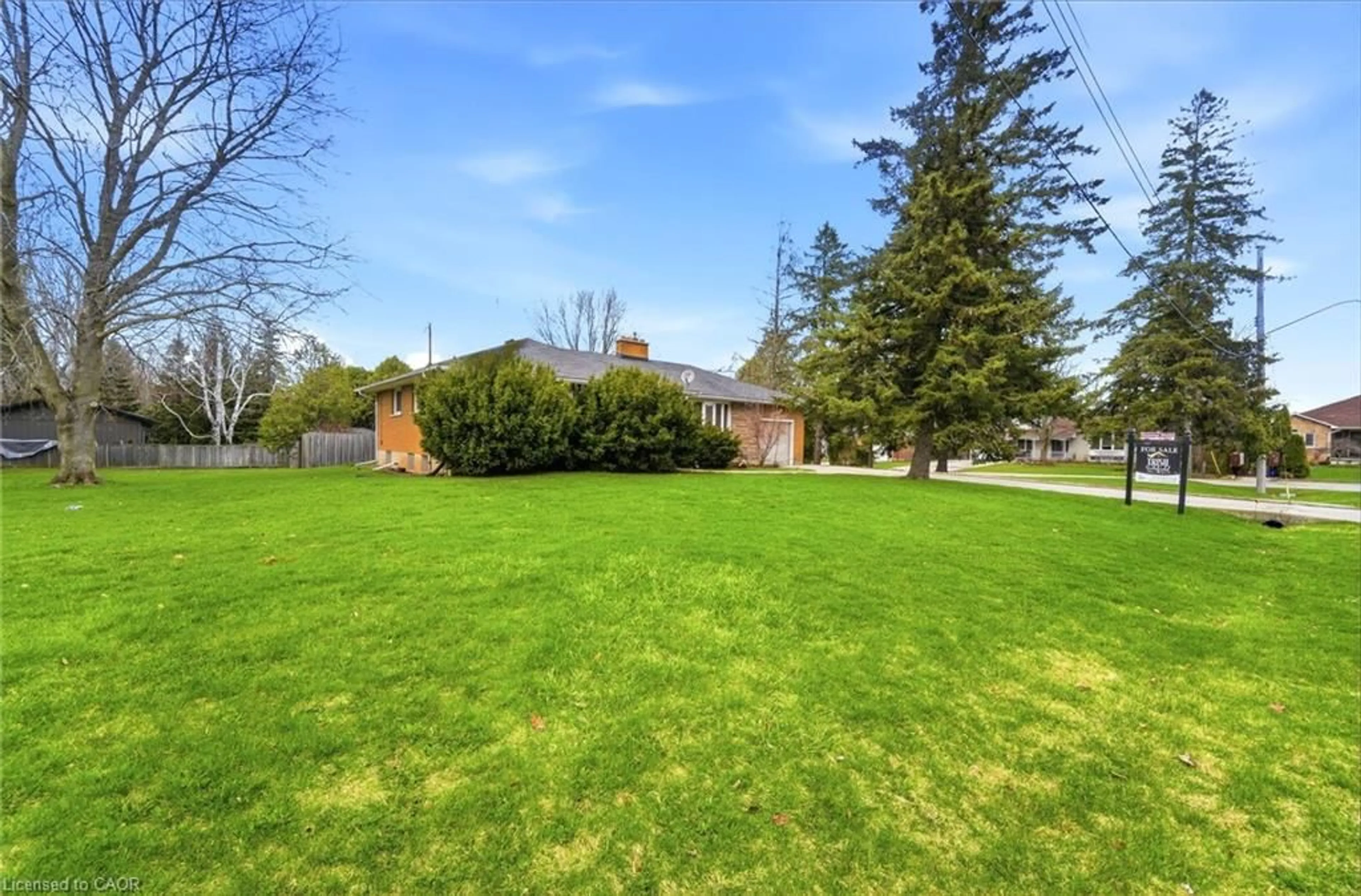 A pic from outside/outdoor area/front of a property/back of a property/a pic from drone, unknown for 13 Westview Cres, Waterdown Ontario L8B 0E4