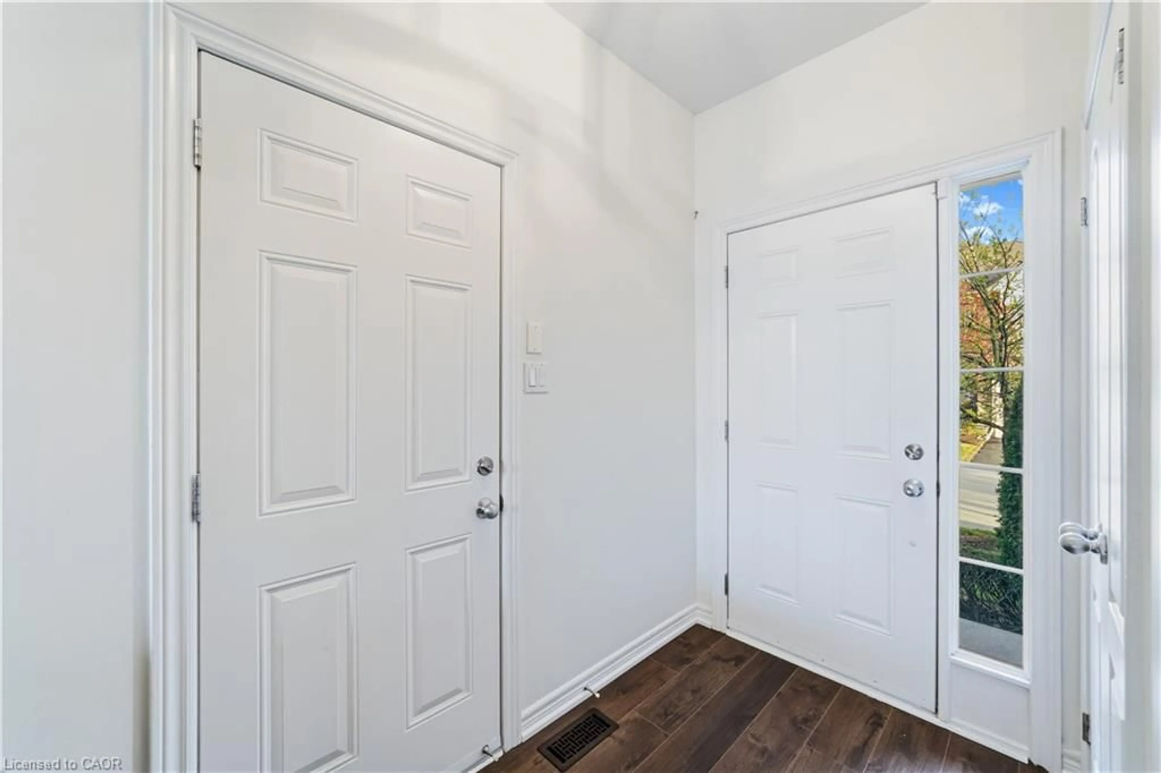 Indoor entryway for 9 Liddycoat Lane #18, Ancaster Ontario L9G 0A7