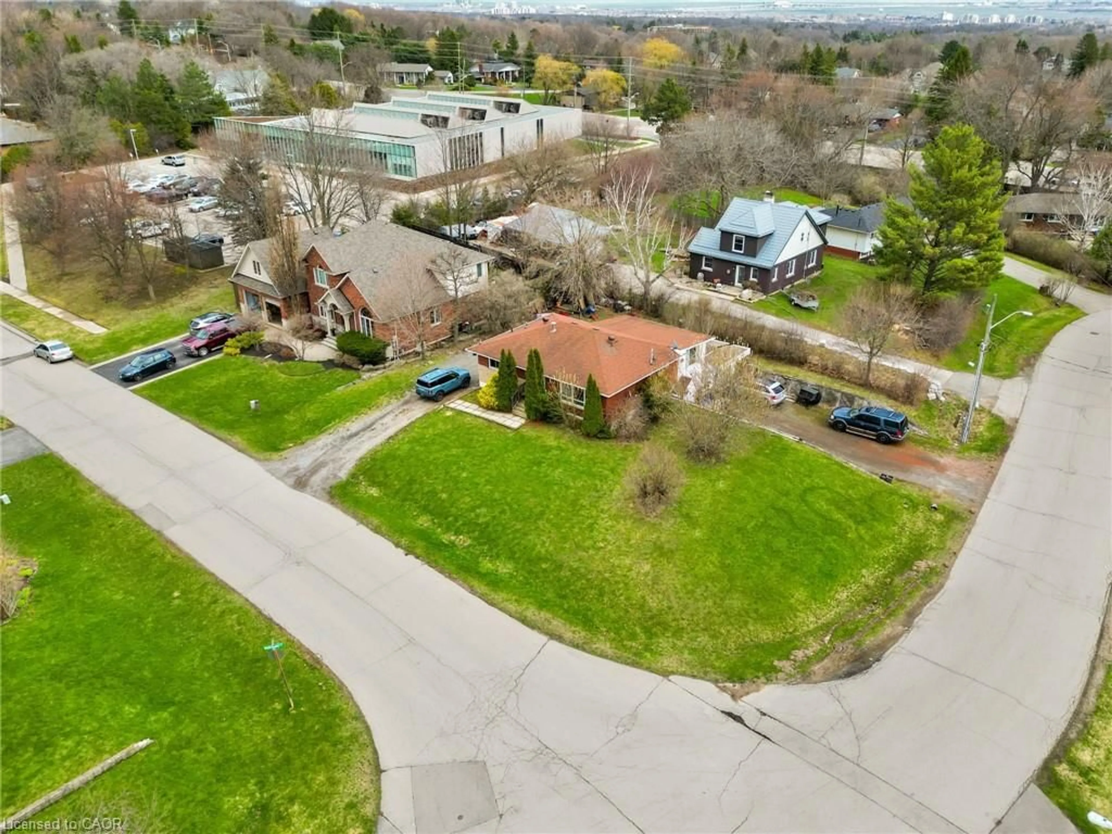 A pic from outside/outdoor area/front of a property/back of a property/a pic from drone, street for 13 Mcdonald Crt, Waterdown Ontario L9H 7G1