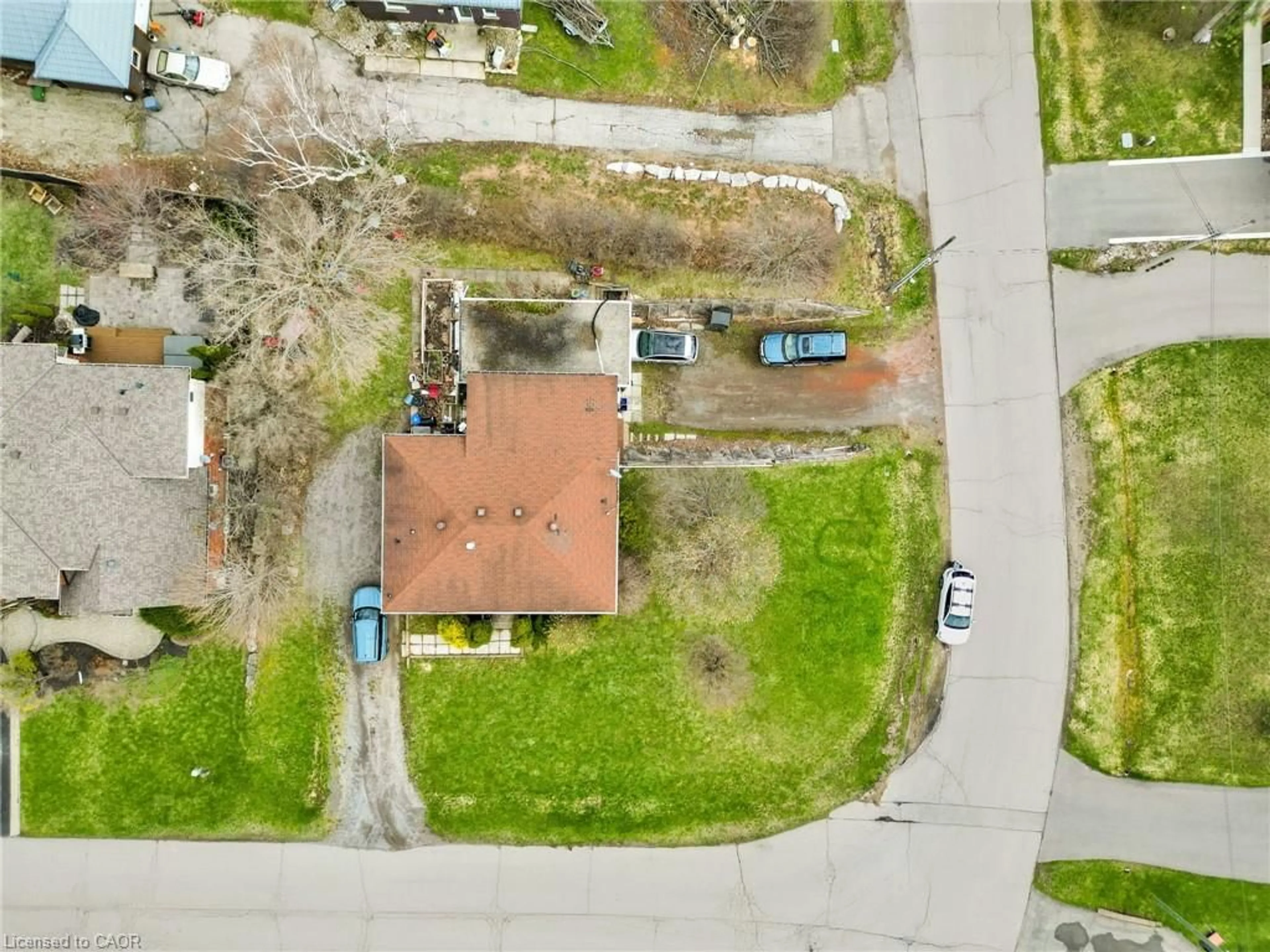A pic from outside/outdoor area/front of a property/back of a property/a pic from drone, street for 13 Mcdonald Crt, Waterdown Ontario L9H 7G1