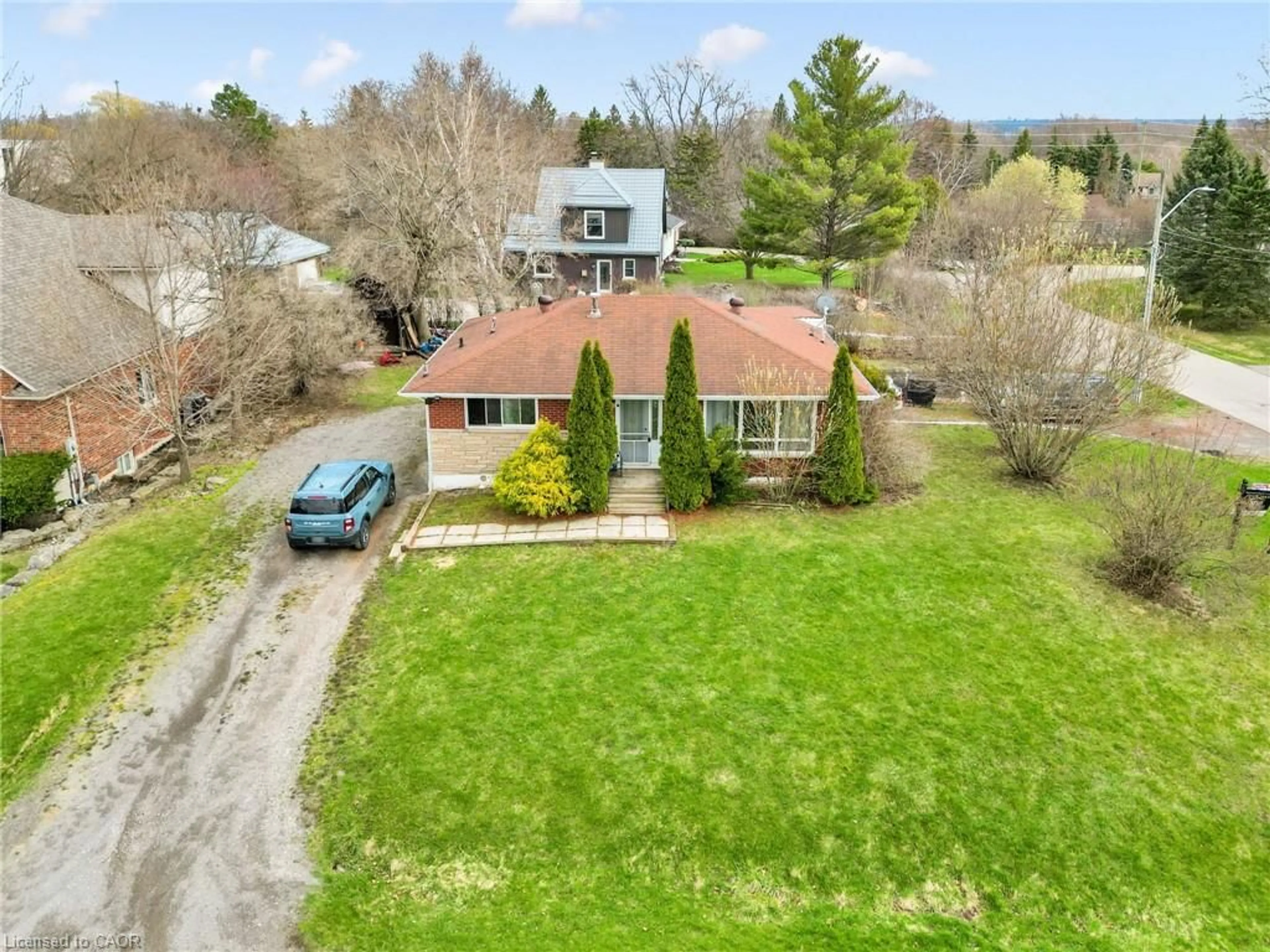 A pic from outside/outdoor area/front of a property/back of a property/a pic from drone, street for 13 Mcdonald Crt, Waterdown Ontario L9H 7G1