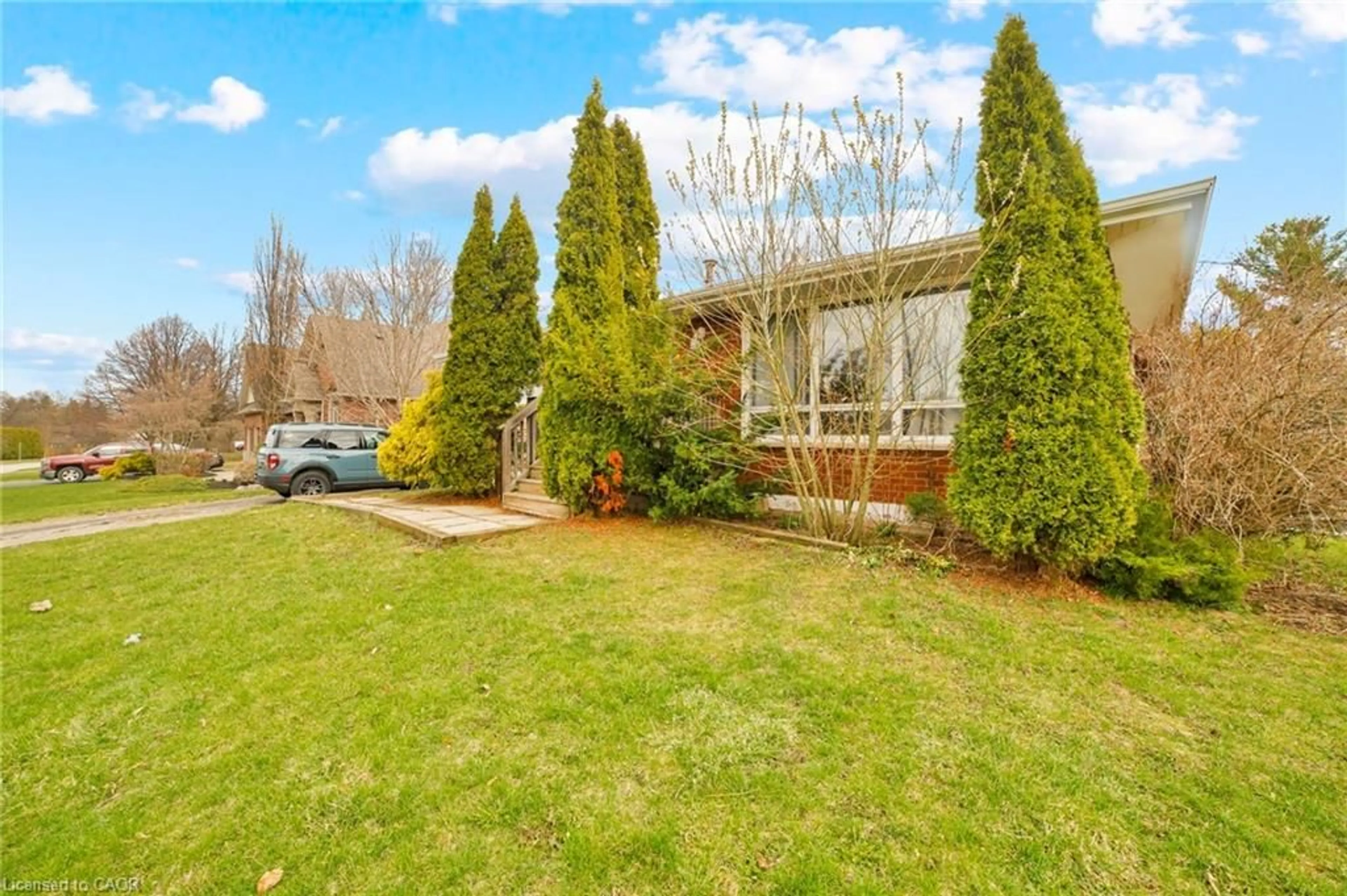 A pic from outside/outdoor area/front of a property/back of a property/a pic from drone, street for 13 Mcdonald Crt, Waterdown Ontario L9H 7G1