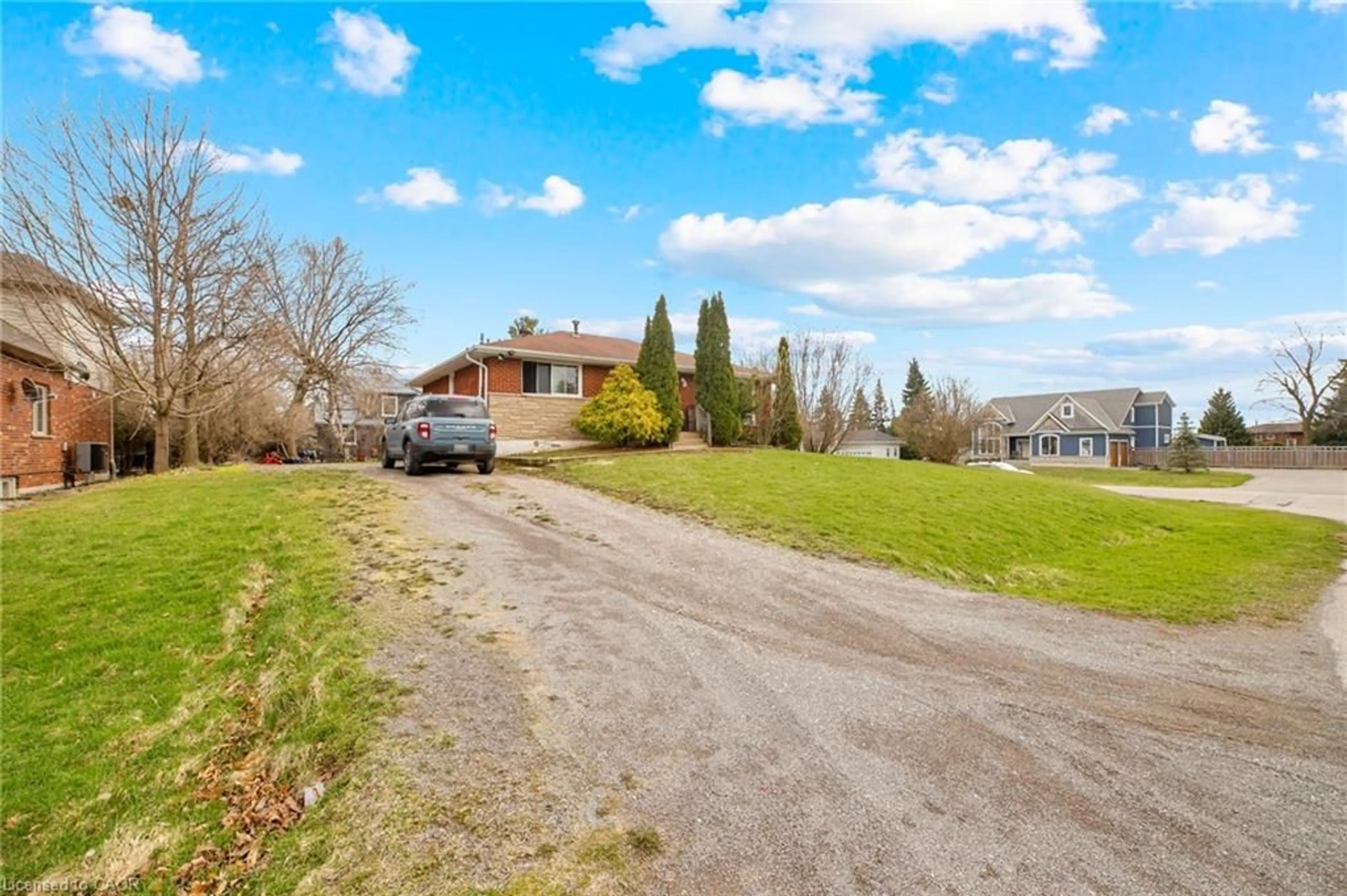A pic from outside/outdoor area/front of a property/back of a property/a pic from drone, street for 13 Mcdonald Crt, Waterdown Ontario L9H 7G1