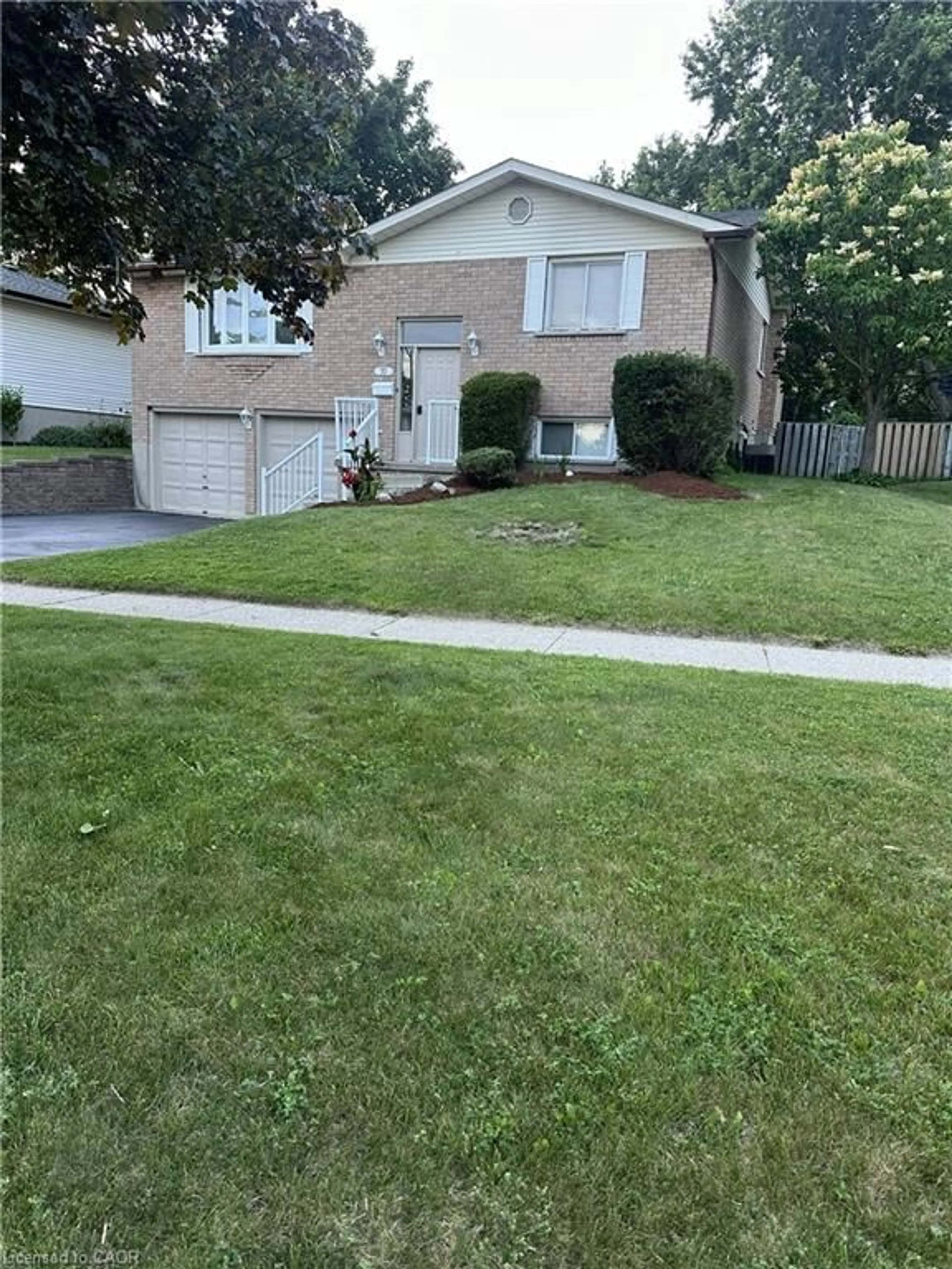 A pic from outside/outdoor area/front of a property/back of a property/a pic from drone, street for 70 Bechtel Dr, Kitchener Ontario N2P 1S8