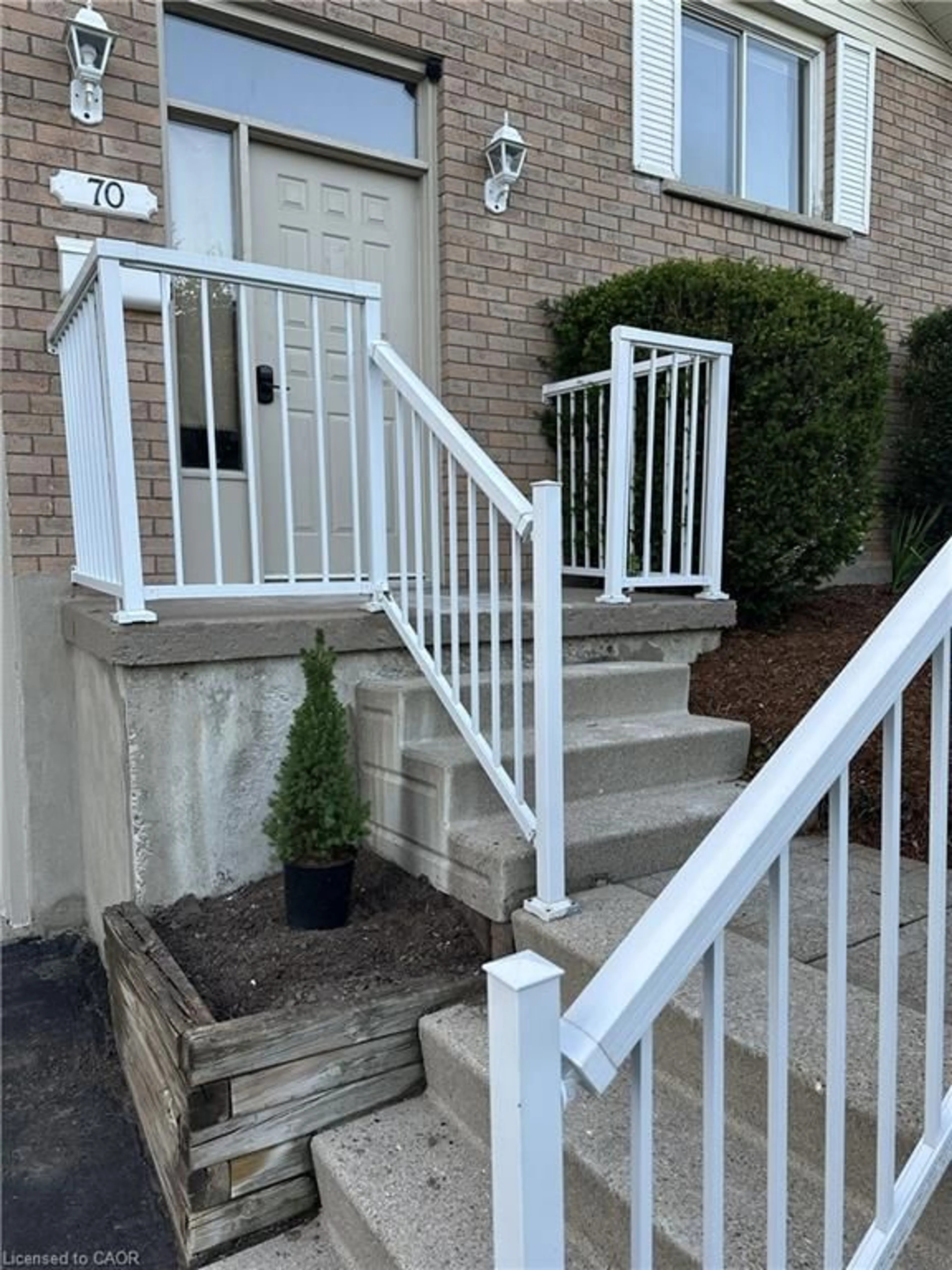 Stairs for 70 Bechtel Dr, Kitchener Ontario N2P 1S8