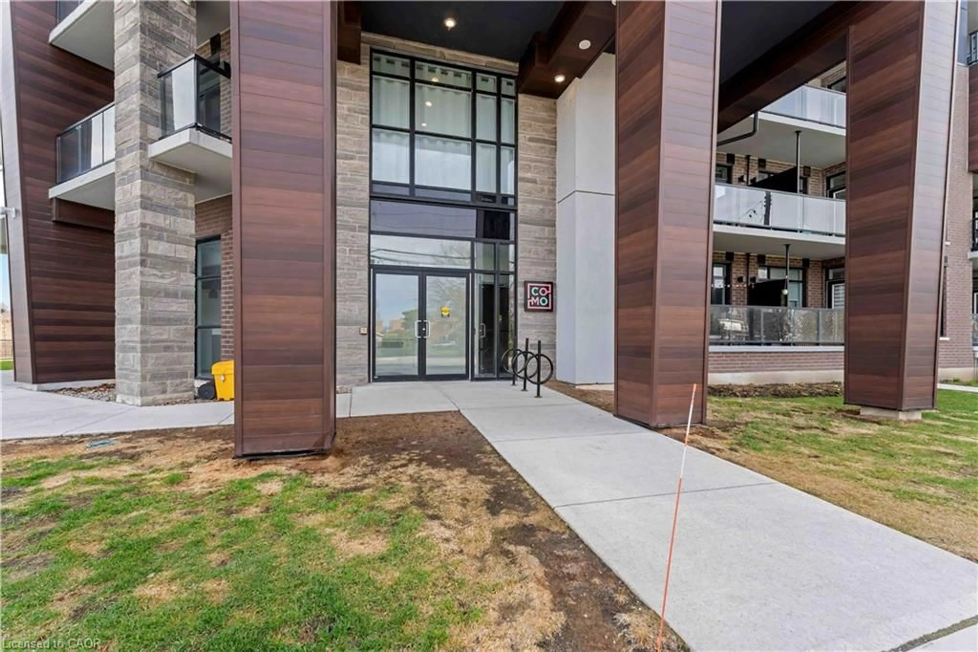 Indoor foyer for 600 North Service Rd #318, Stoney Creek Ontario L8E 0L2