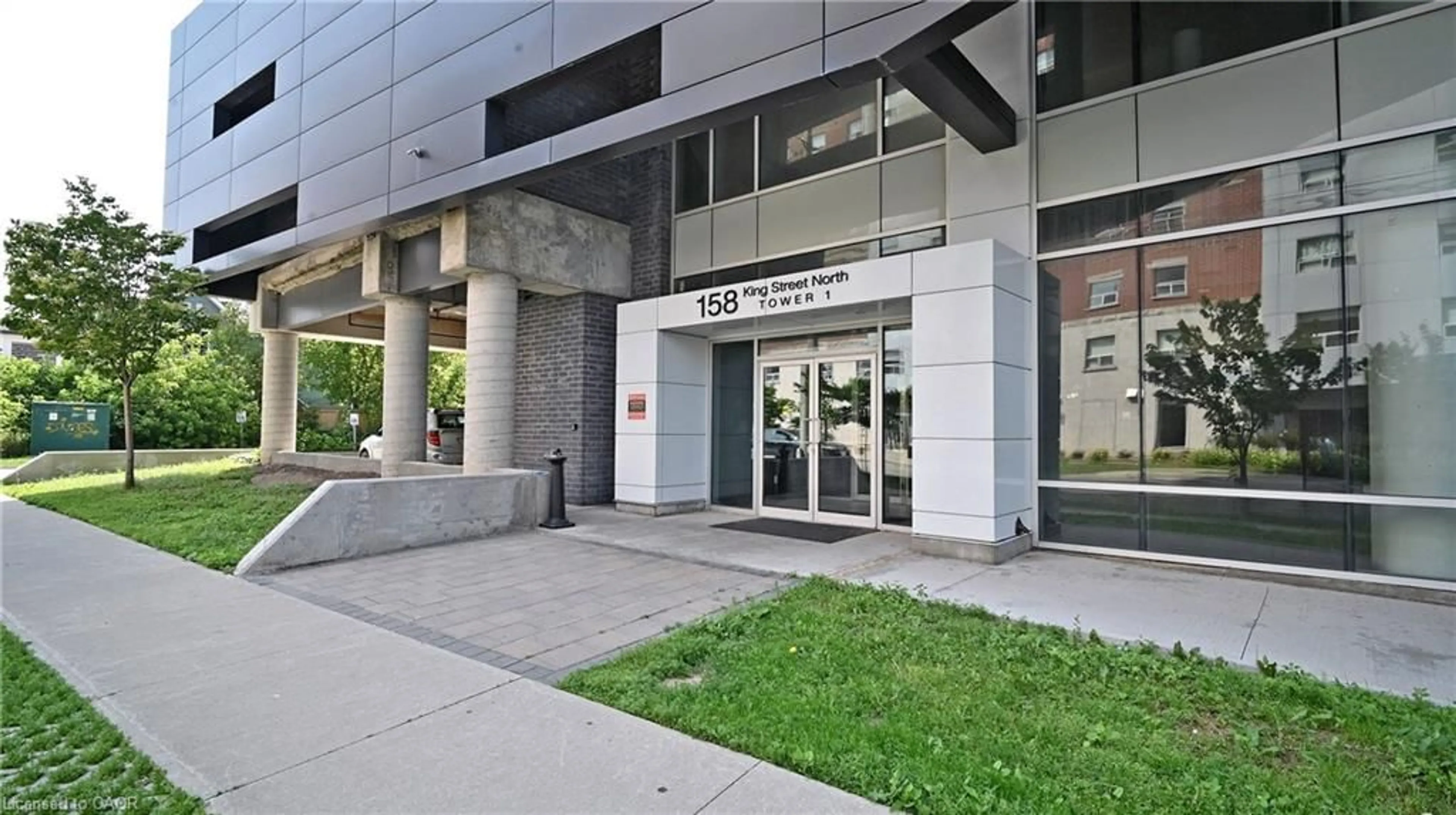 Indoor foyer for 158 King St #8802, Waterloo Ontario N2J 0E5