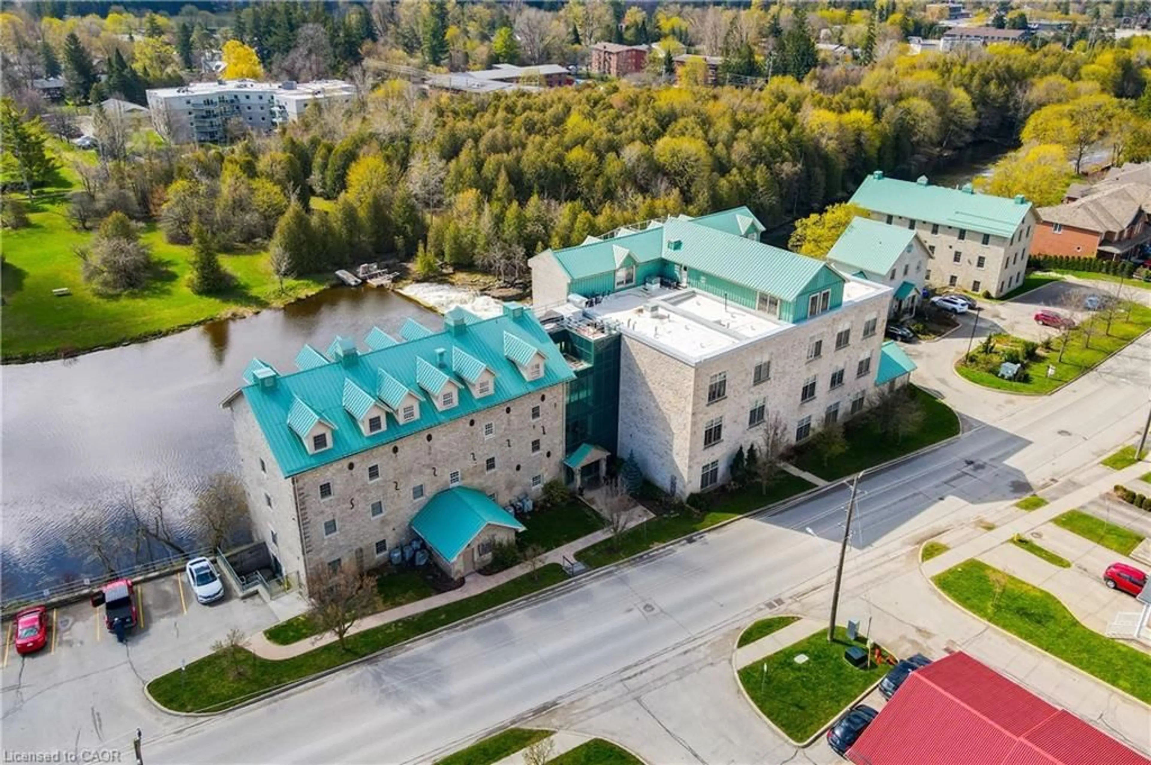 A pic from outside/outdoor area/front of a property/back of a property/a pic from drone, building for 478 St Andrew St #104, Fergus Ontario N1M 3V7