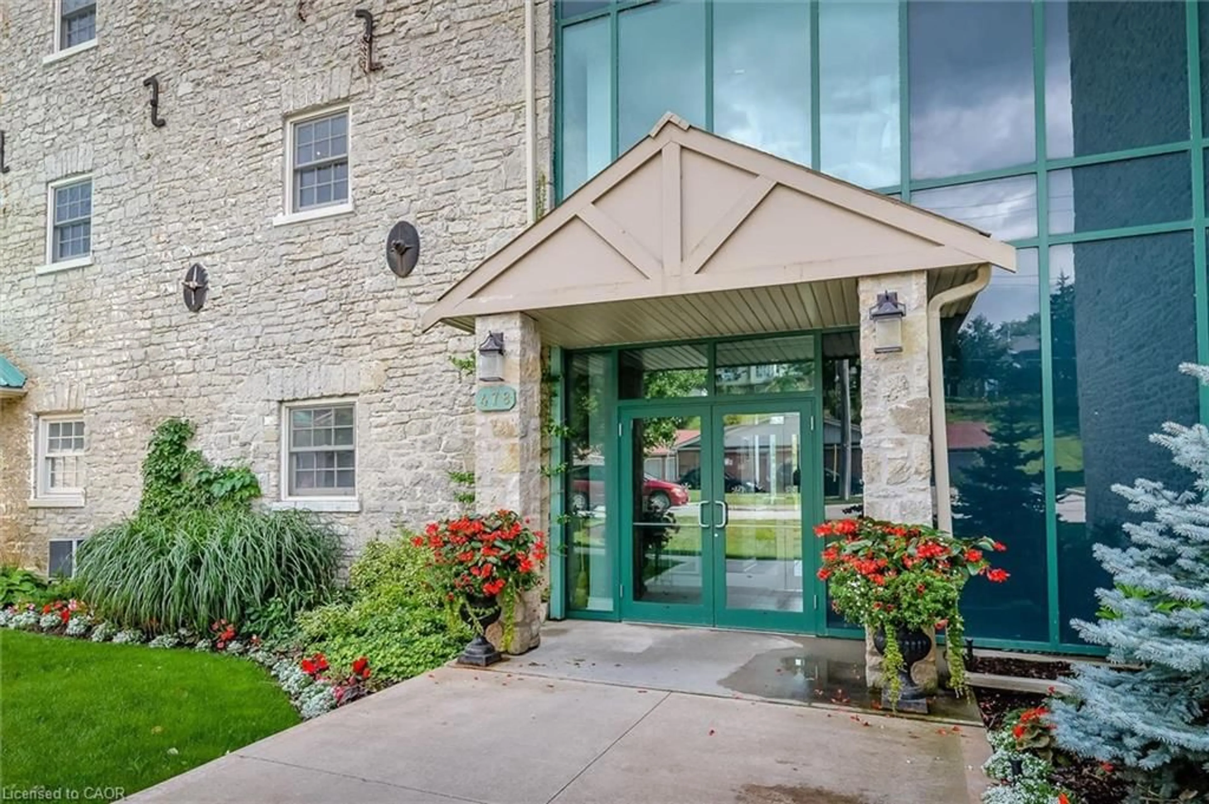 Indoor foyer for 478 St Andrew St #104, Fergus Ontario N1M 3V7