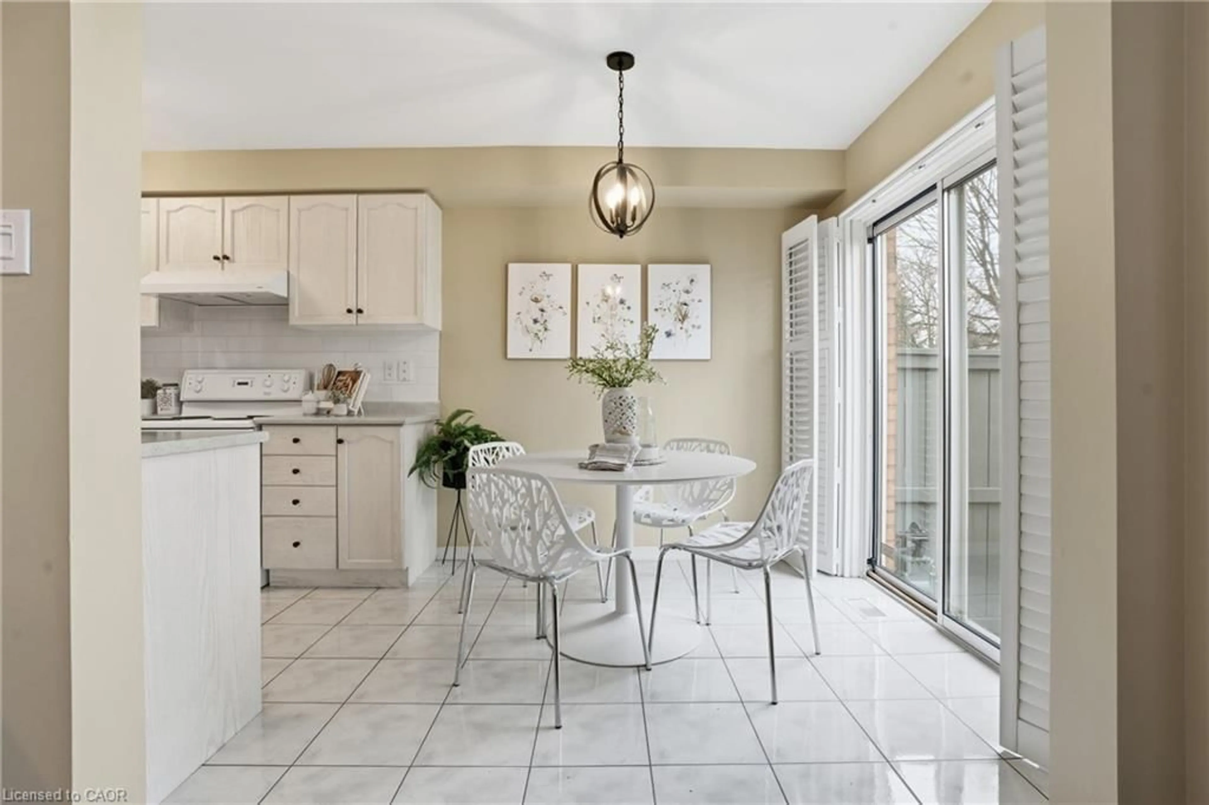 Open concept kitchen, ceramic/tile floor for 2665 Thomas St #38, Mississauga Ontario L5M 6G5