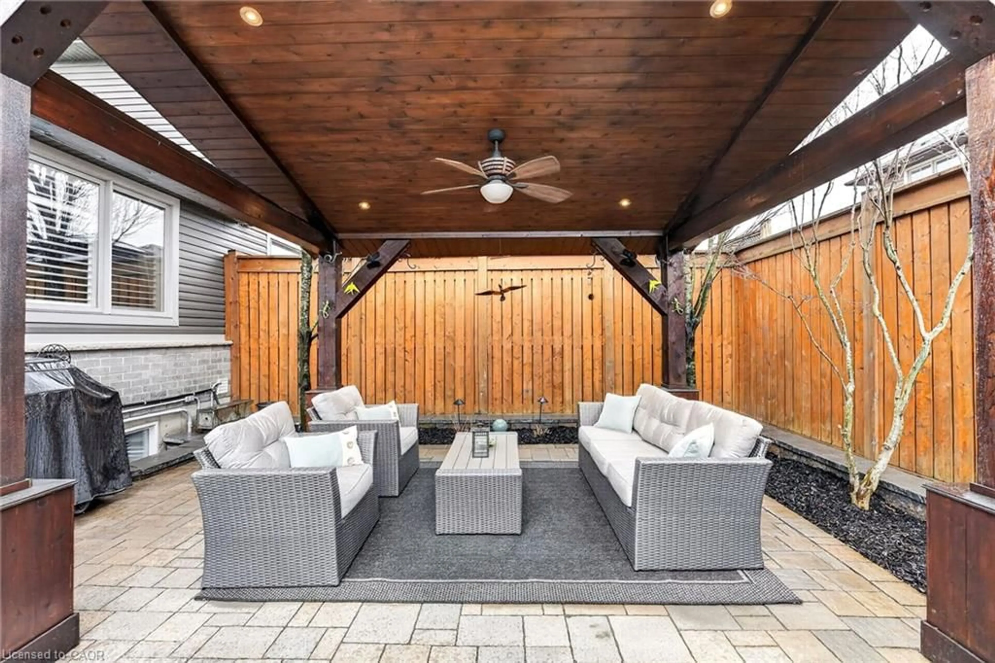 Patio, street for 18 Brookside Terr, Smithville Ontario L0R 2A0