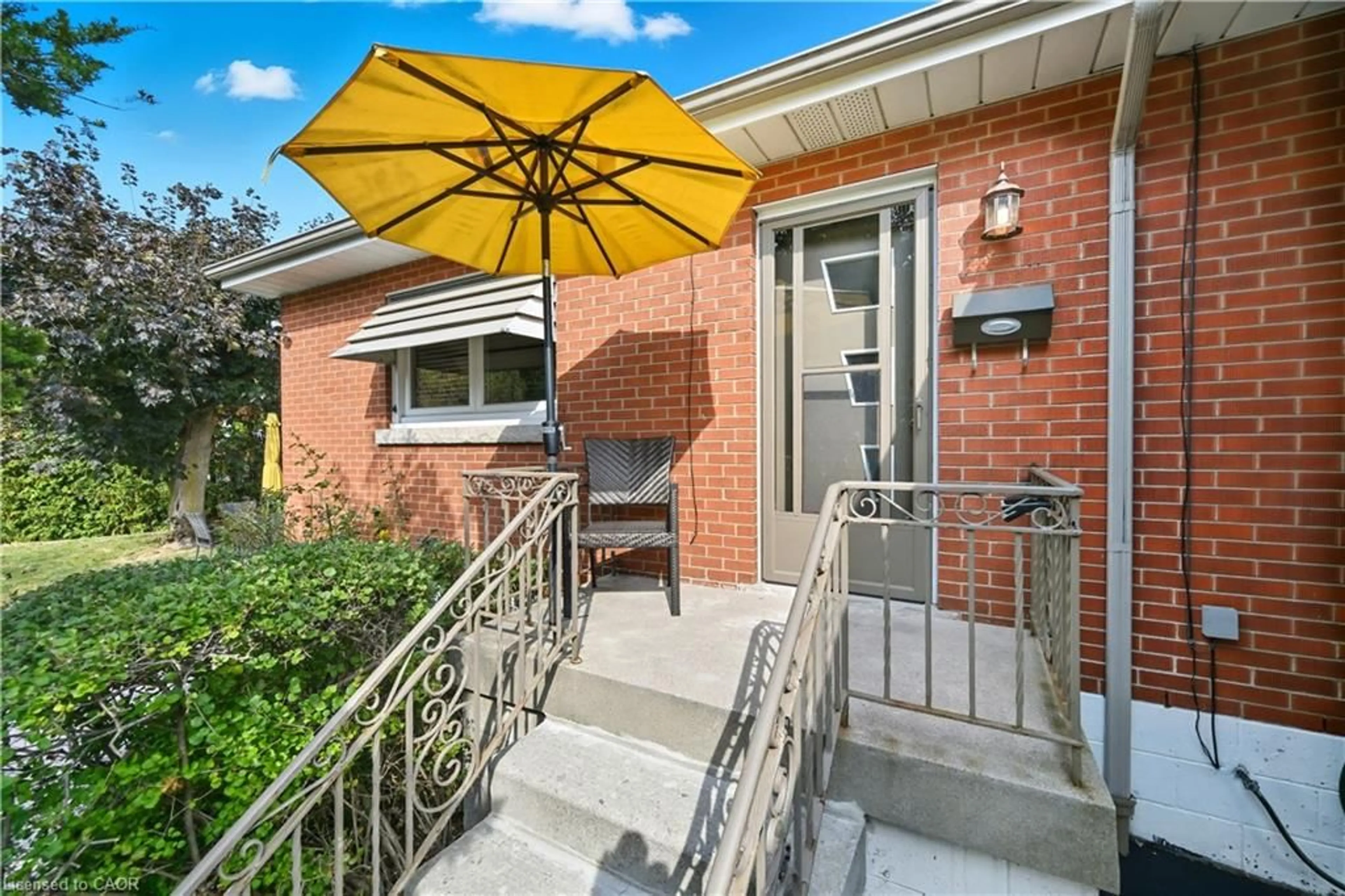 Patio, street for 23 Percy Crt, Hamilton Ontario L8T 1W7