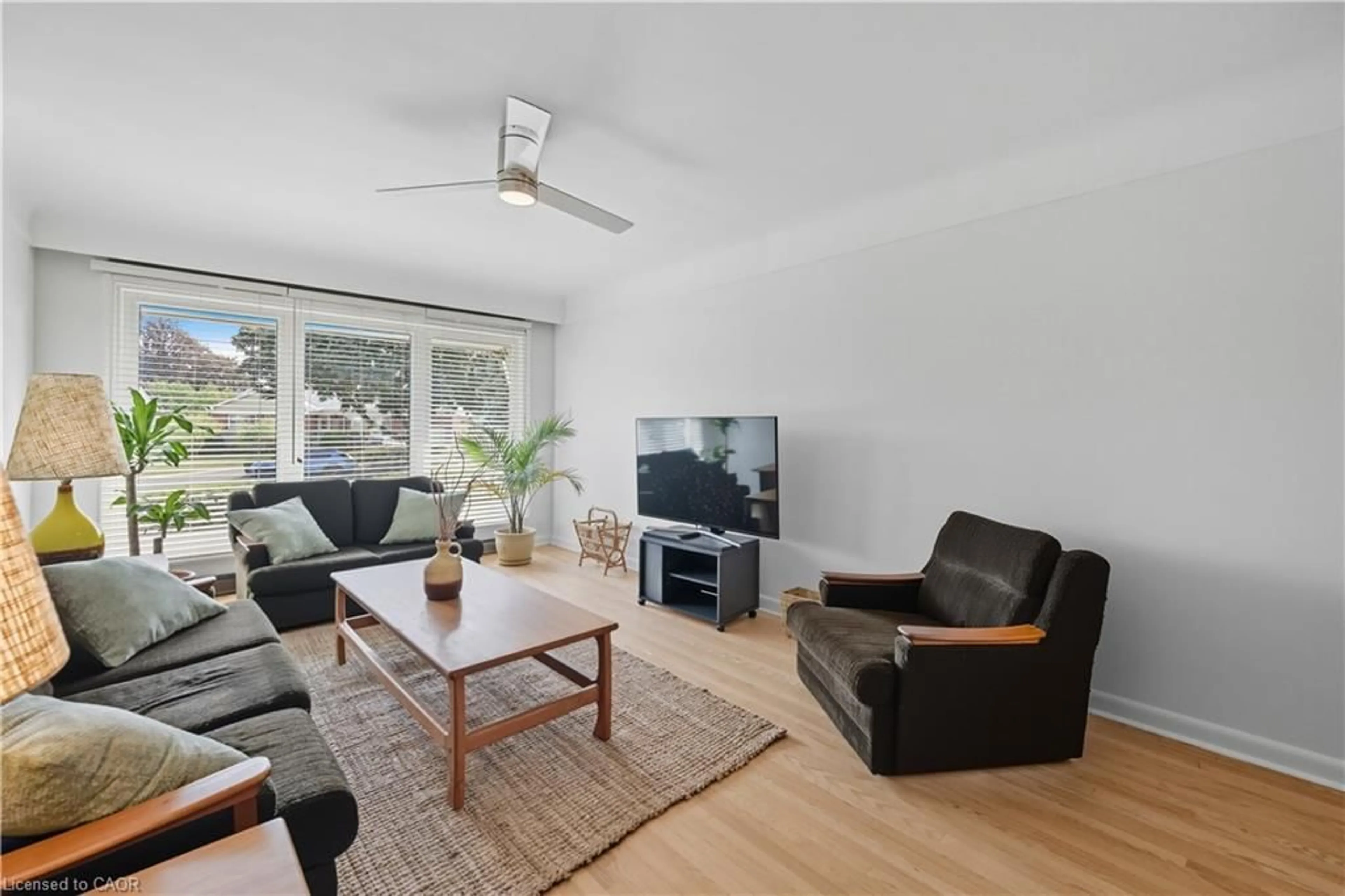 Living room with furniture, unknown for 23 Percy Crt, Hamilton Ontario L8T 1W7