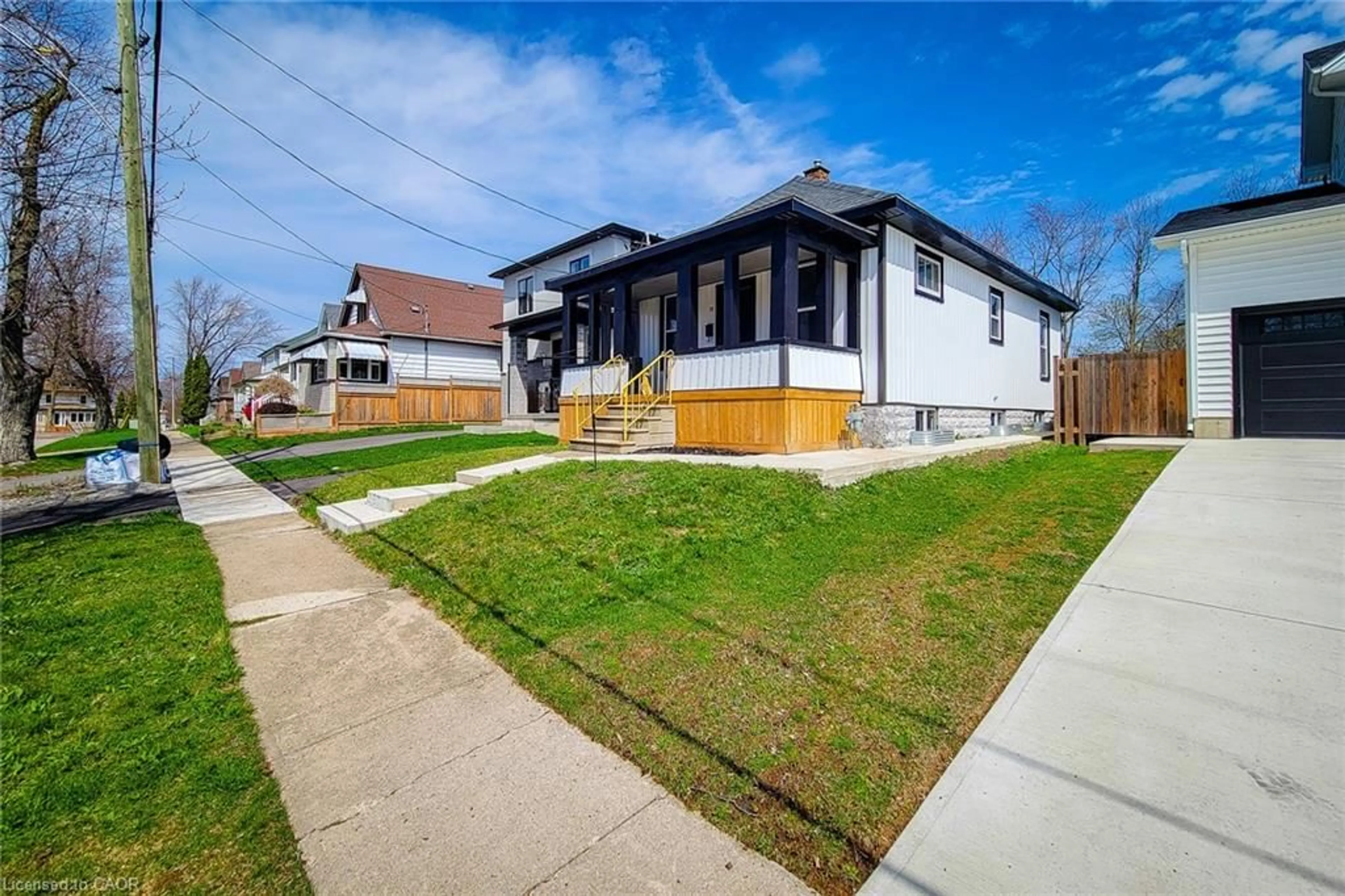 A pic from outside/outdoor area/front of a property/back of a property/a pic from drone, street for 98 Welland St, Thorold Ontario L2V 2C1