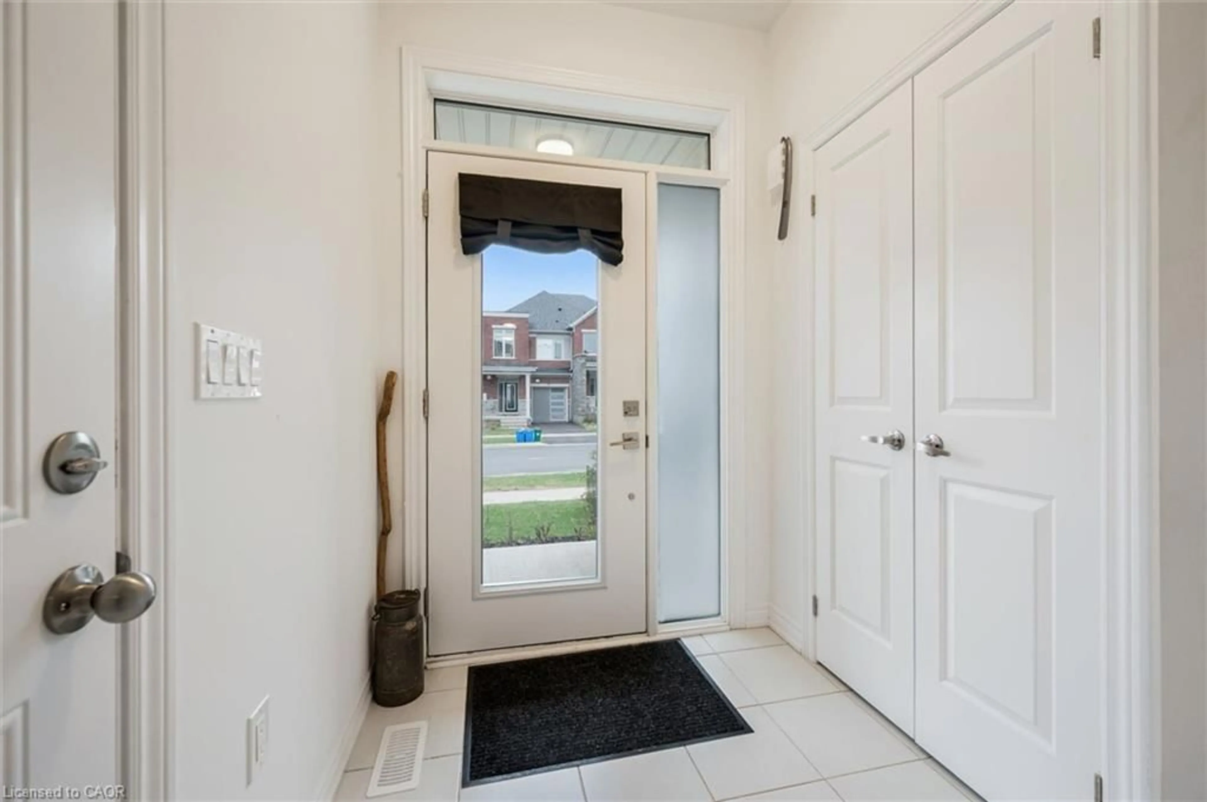 Indoor entryway for 44 Edminston Dr, Fergus Ontario N1M 0J1
