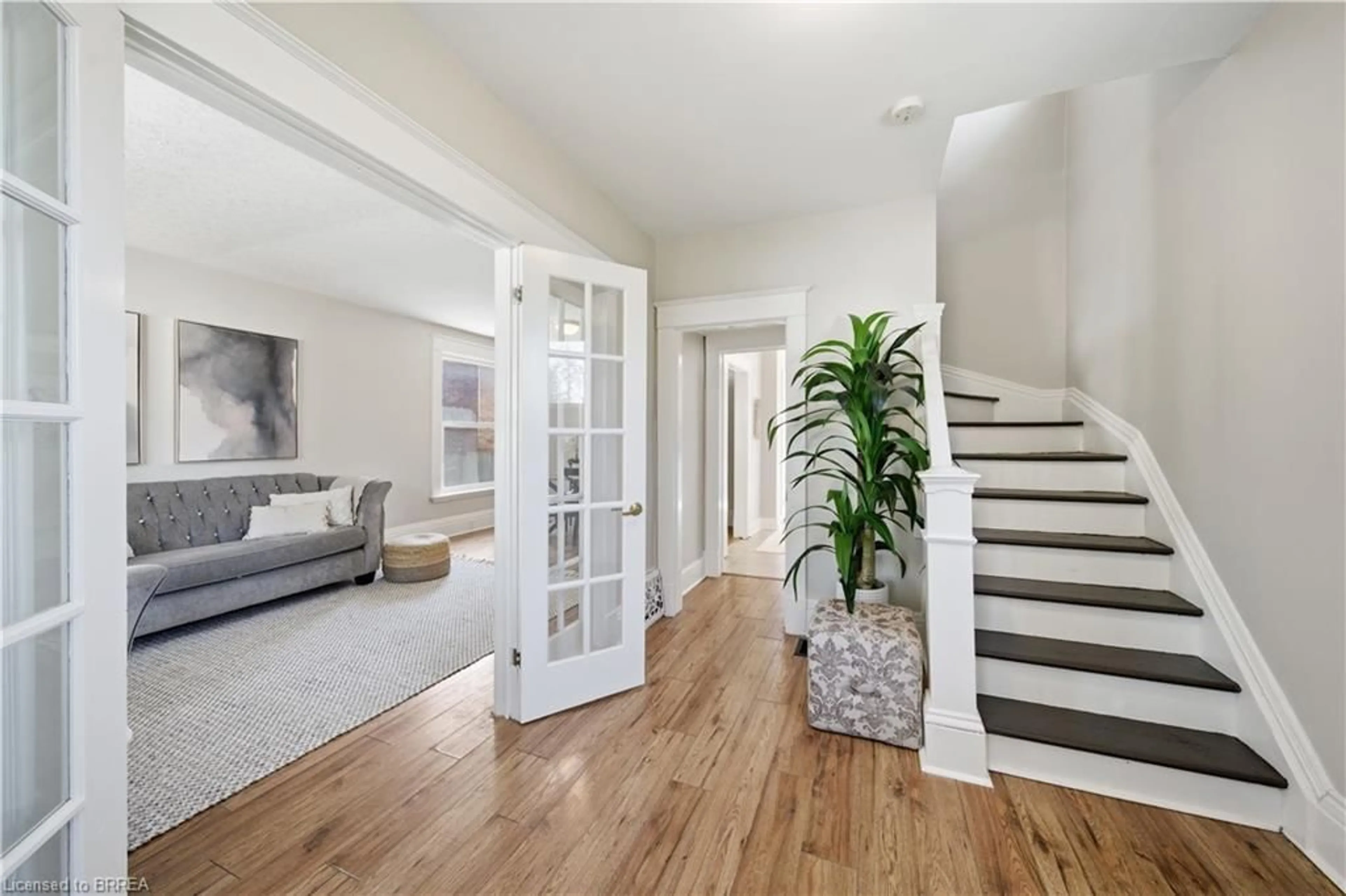 Indoor entryway for 33 Richmond St, Brantford Ontario N3T 3Y2
