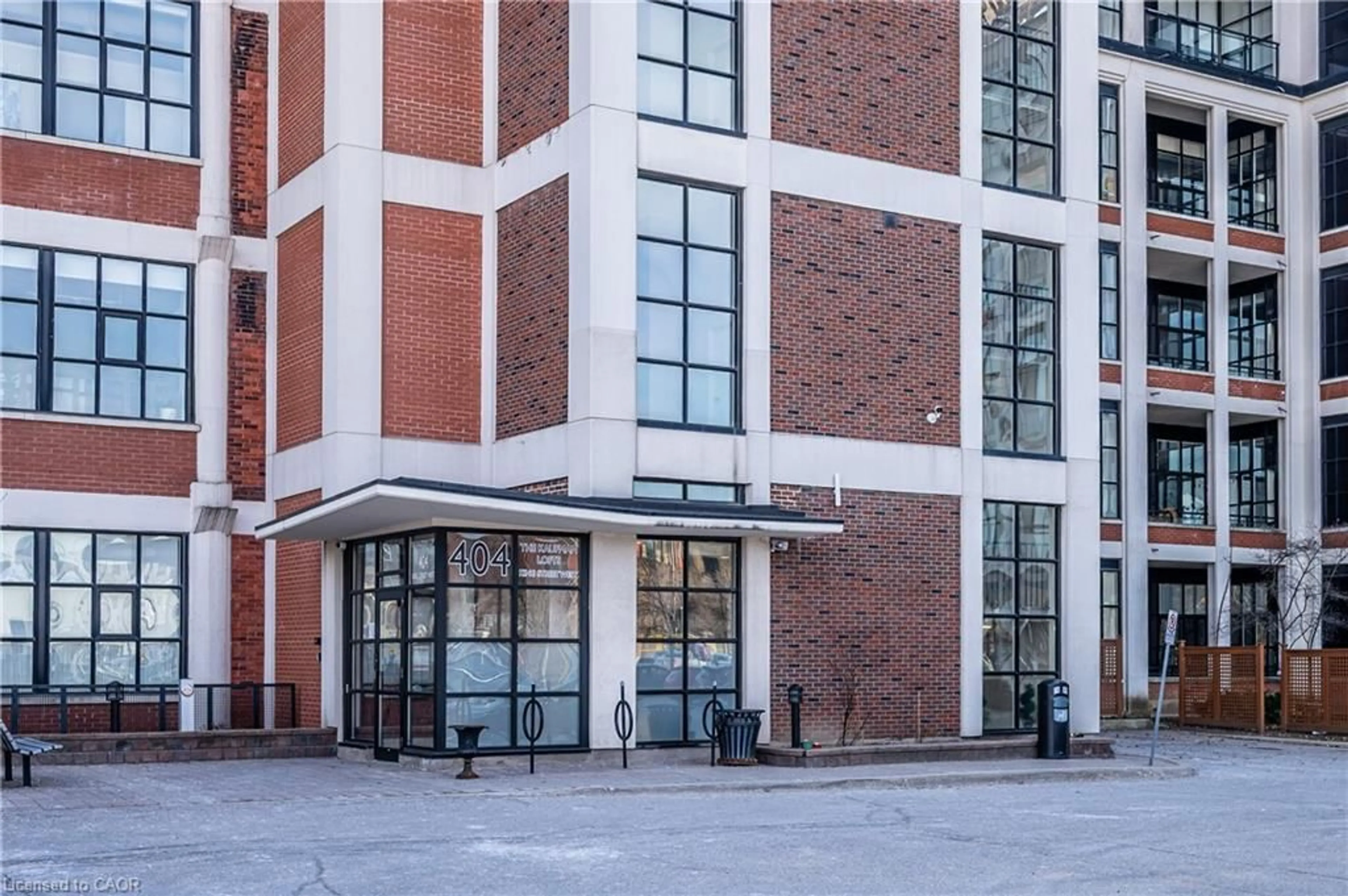 Indoor foyer for 404 King St #509, Kitchener Ontario N2G 4Z9