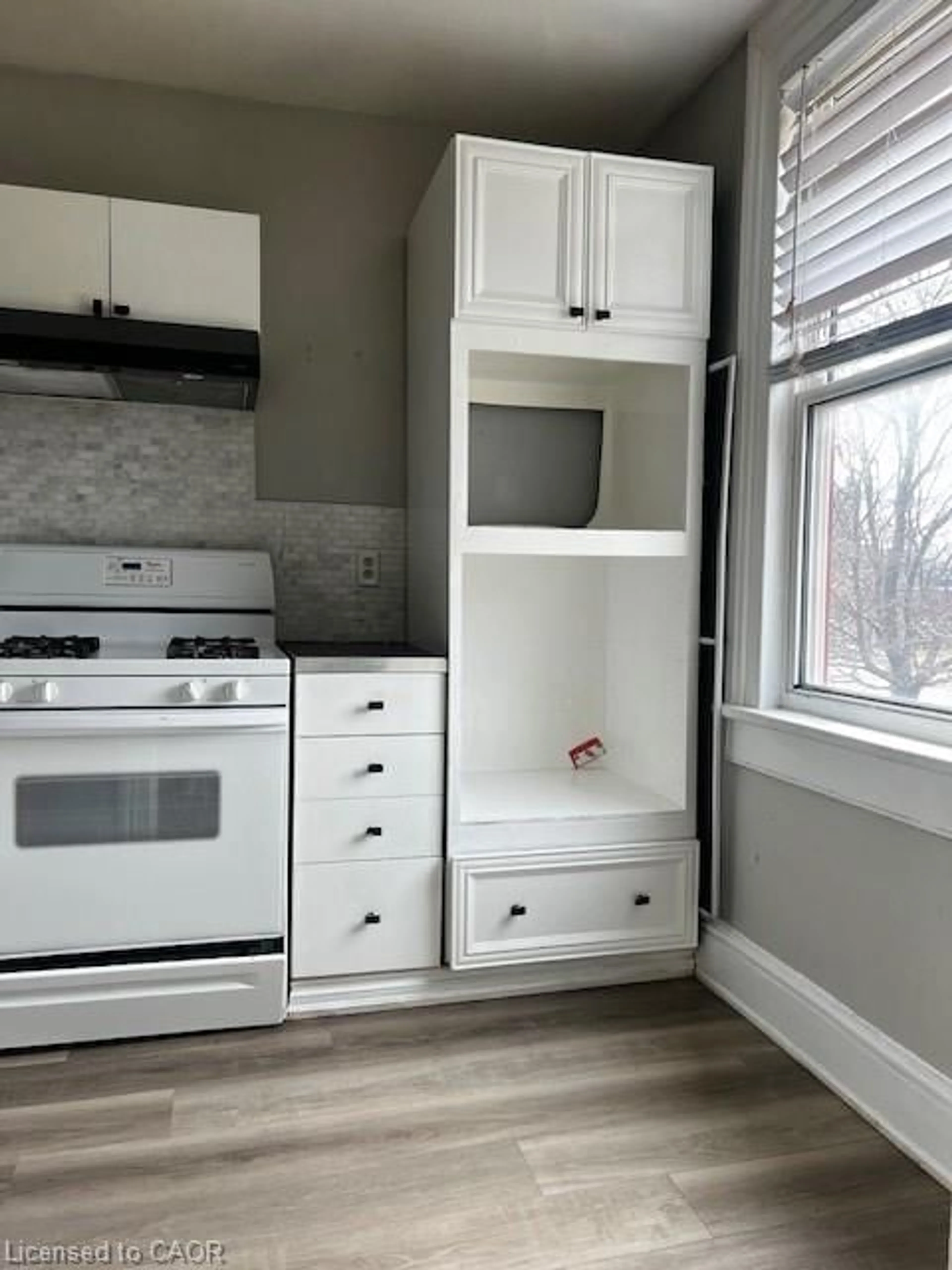 Standard kitchen, unknown for 103 West St, Brantford Ontario N3T 3E9
