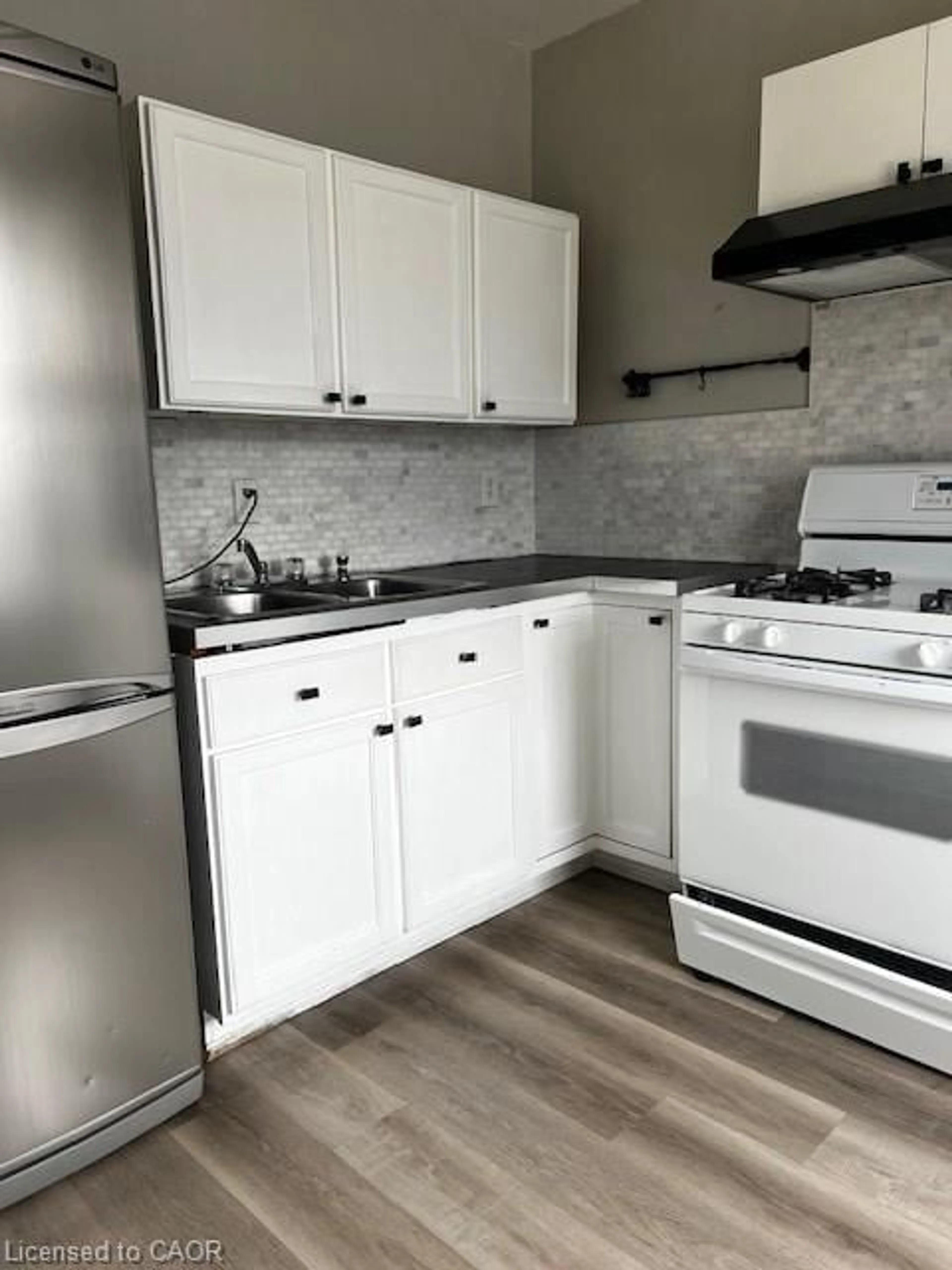 Standard kitchen, unknown for 103 West St, Brantford Ontario N3T 3E9