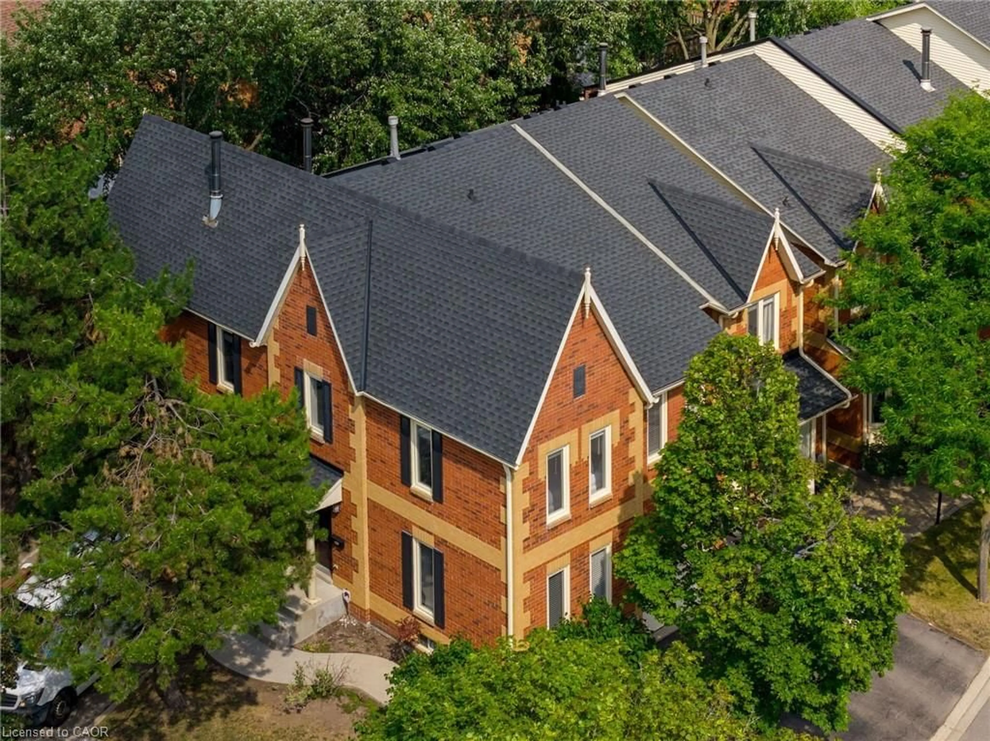 A pic from outside/outdoor area/front of a property/back of a property/a pic from drone, building for 2006 Glenada Cres #7, Oakville Ontario L6H 5R9