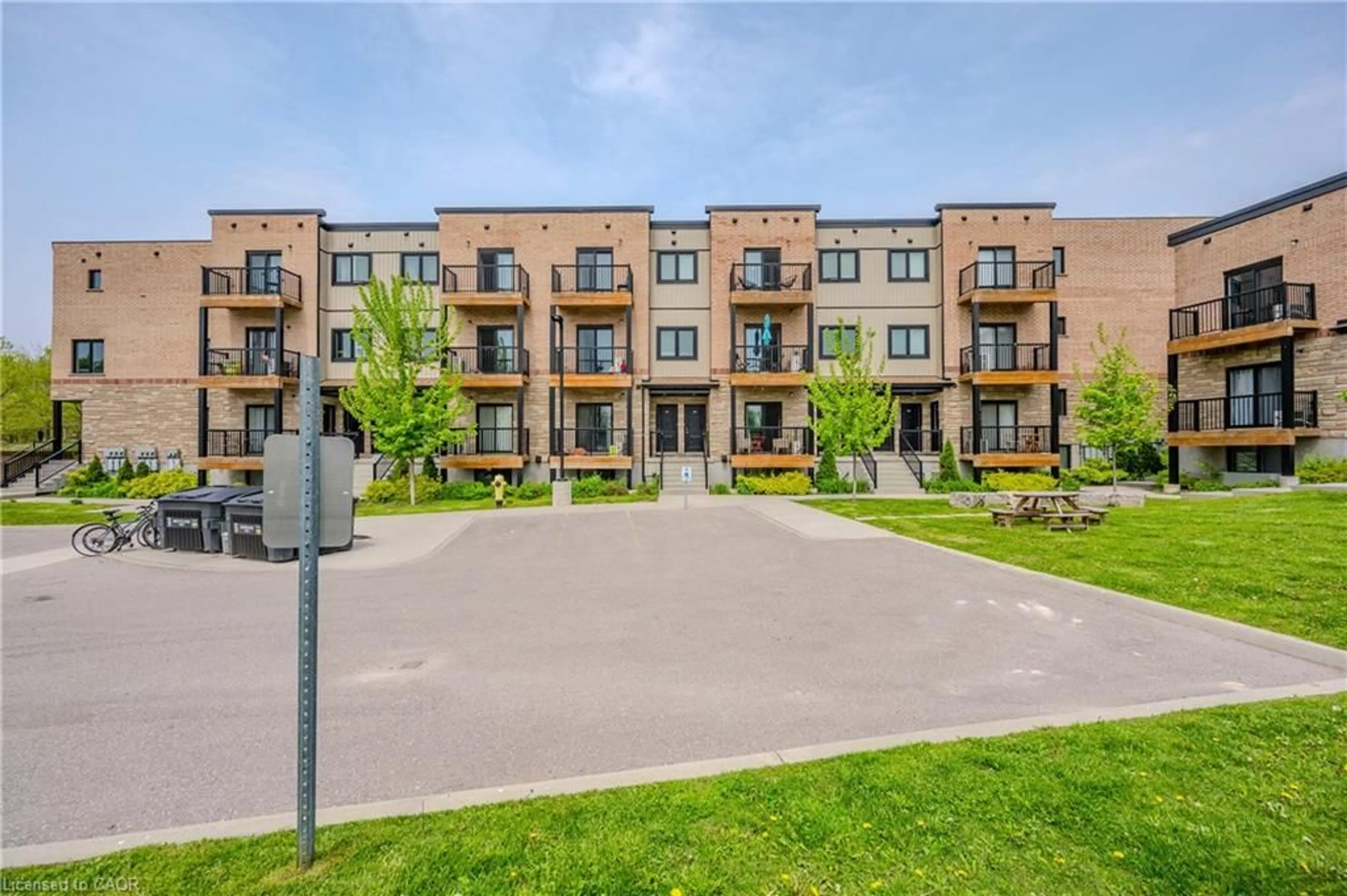 Patio, street for 164 Heiman St #5C, Kitchener Ontario N2M 0B8