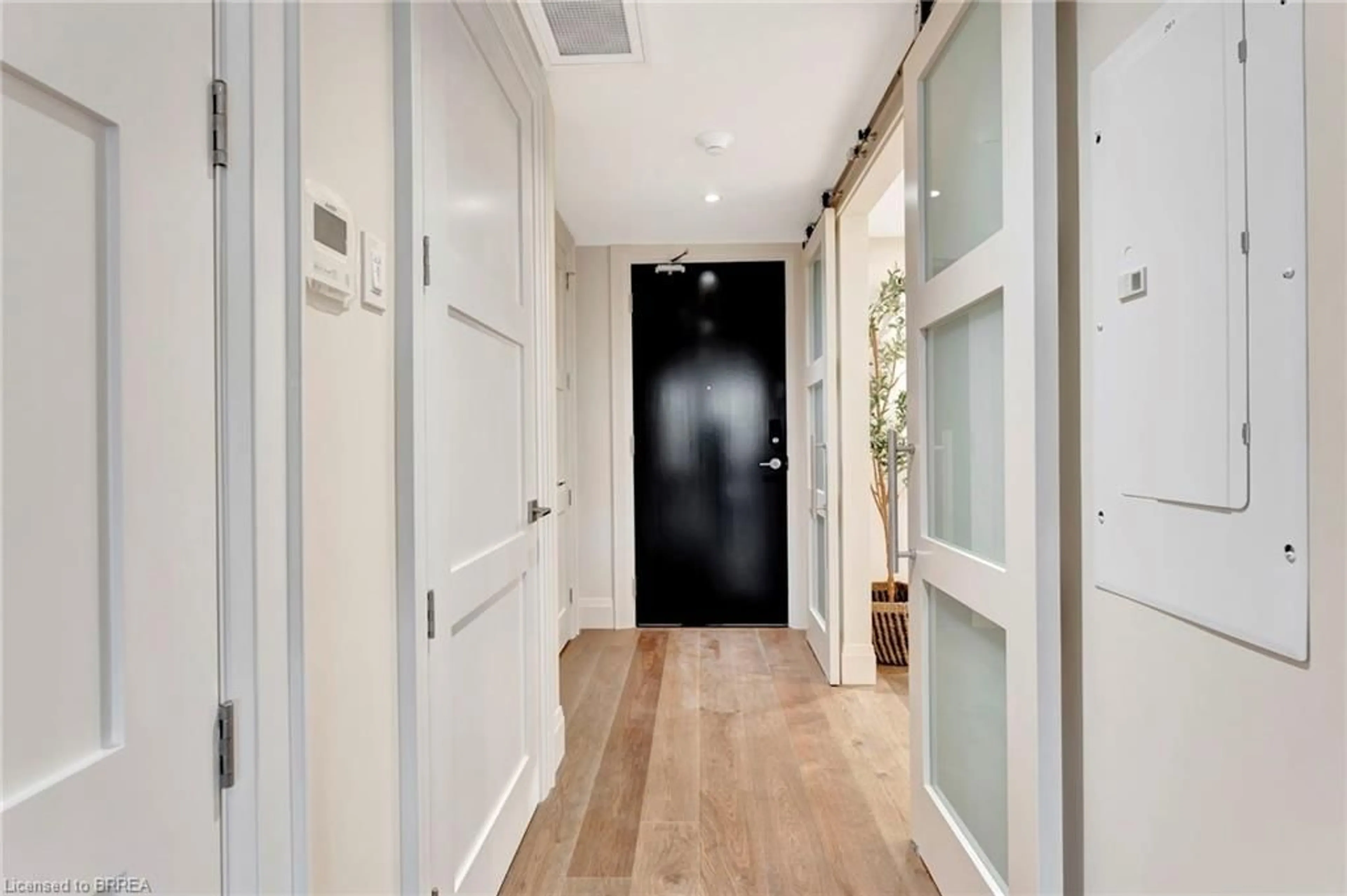 Indoor entryway for 7 Grand River St #201, Paris Ontario N3L 2L9