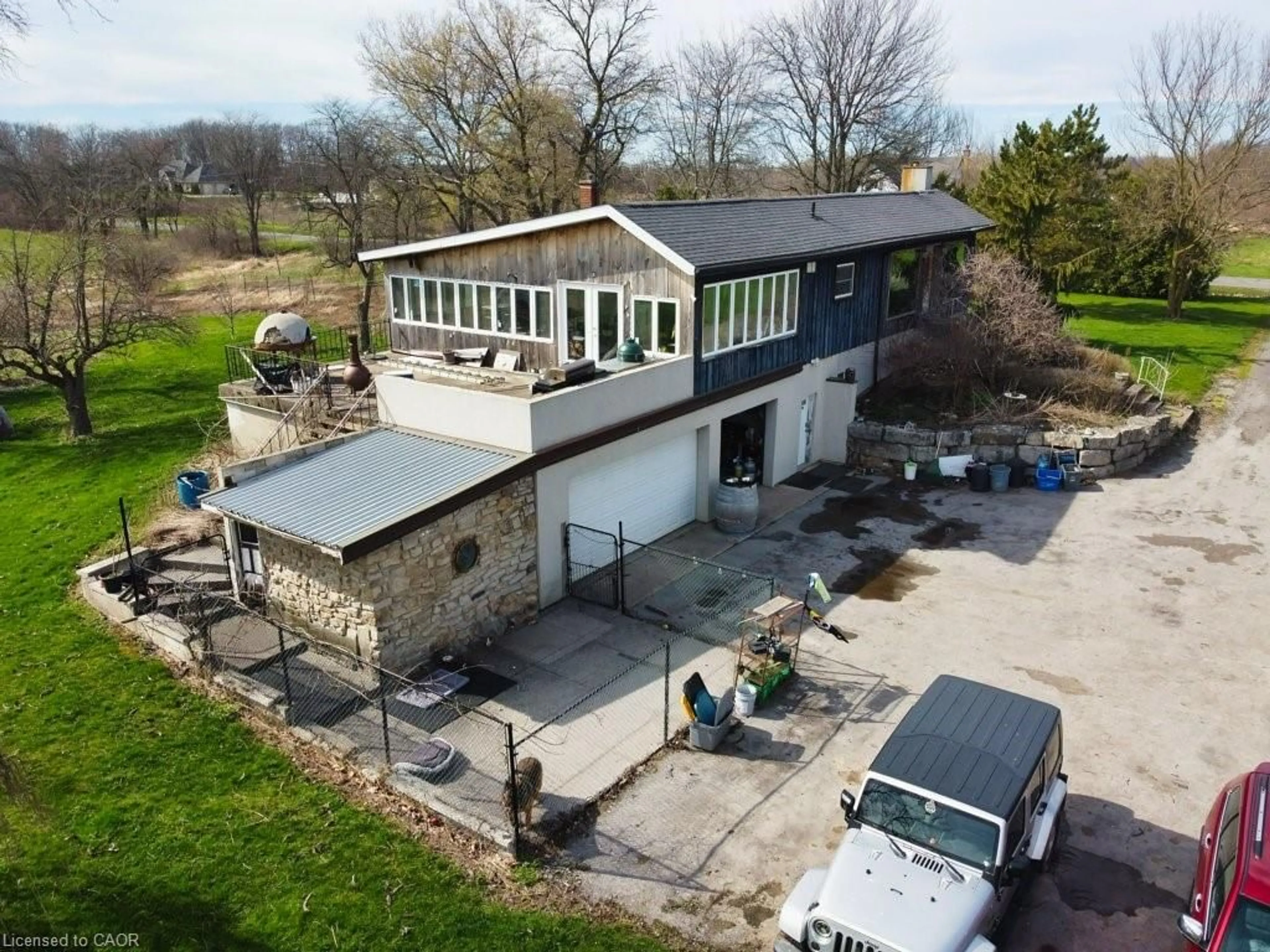 A pic from outside/outdoor area/front of a property/back of a property/a pic from drone, building for 1030 Metler Rd, Fenwick Ontario L0S 1C0