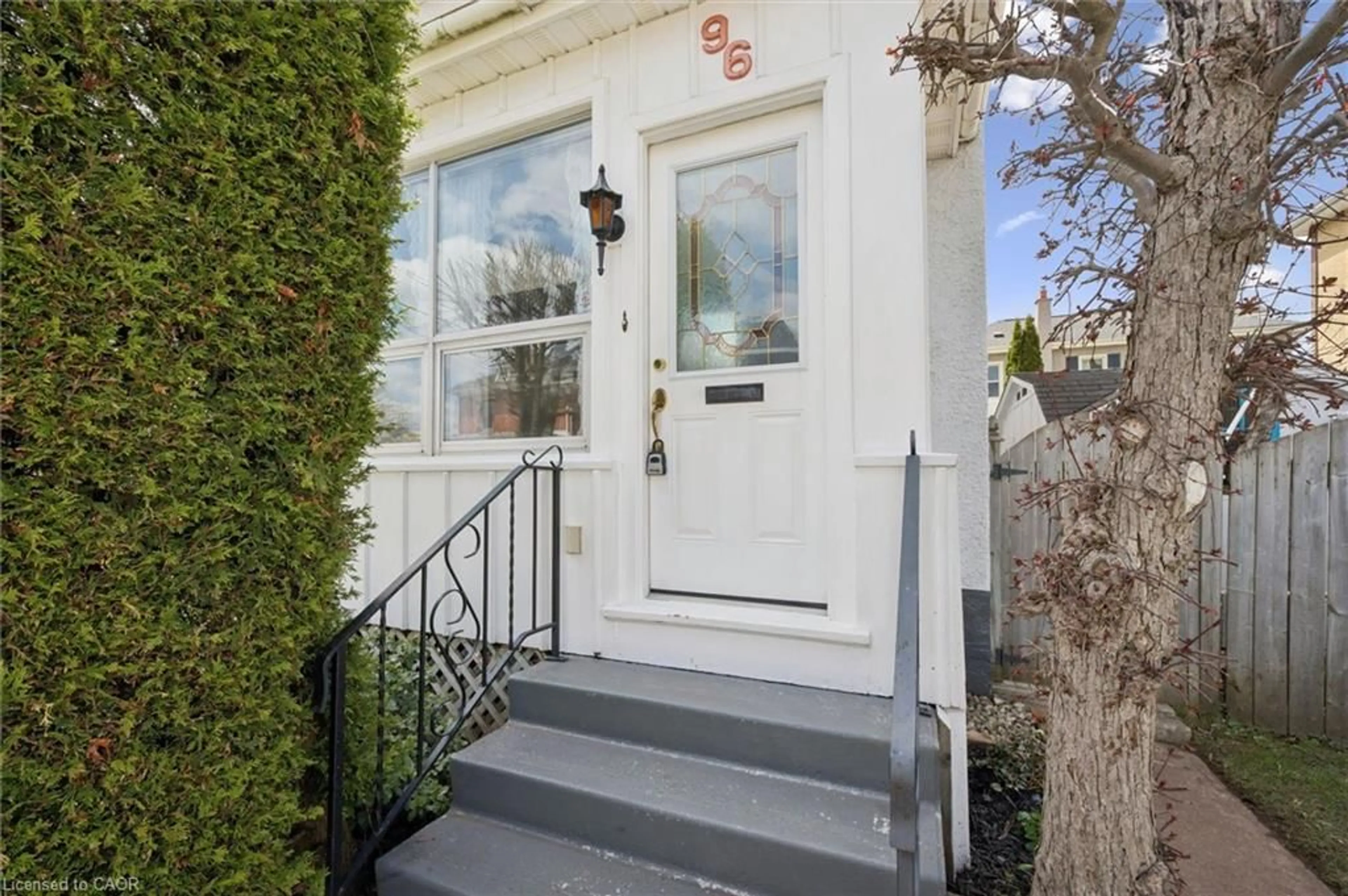 Indoor entryway for 96 Glenmorris St, Cambridge Ontario N1S 2Y9