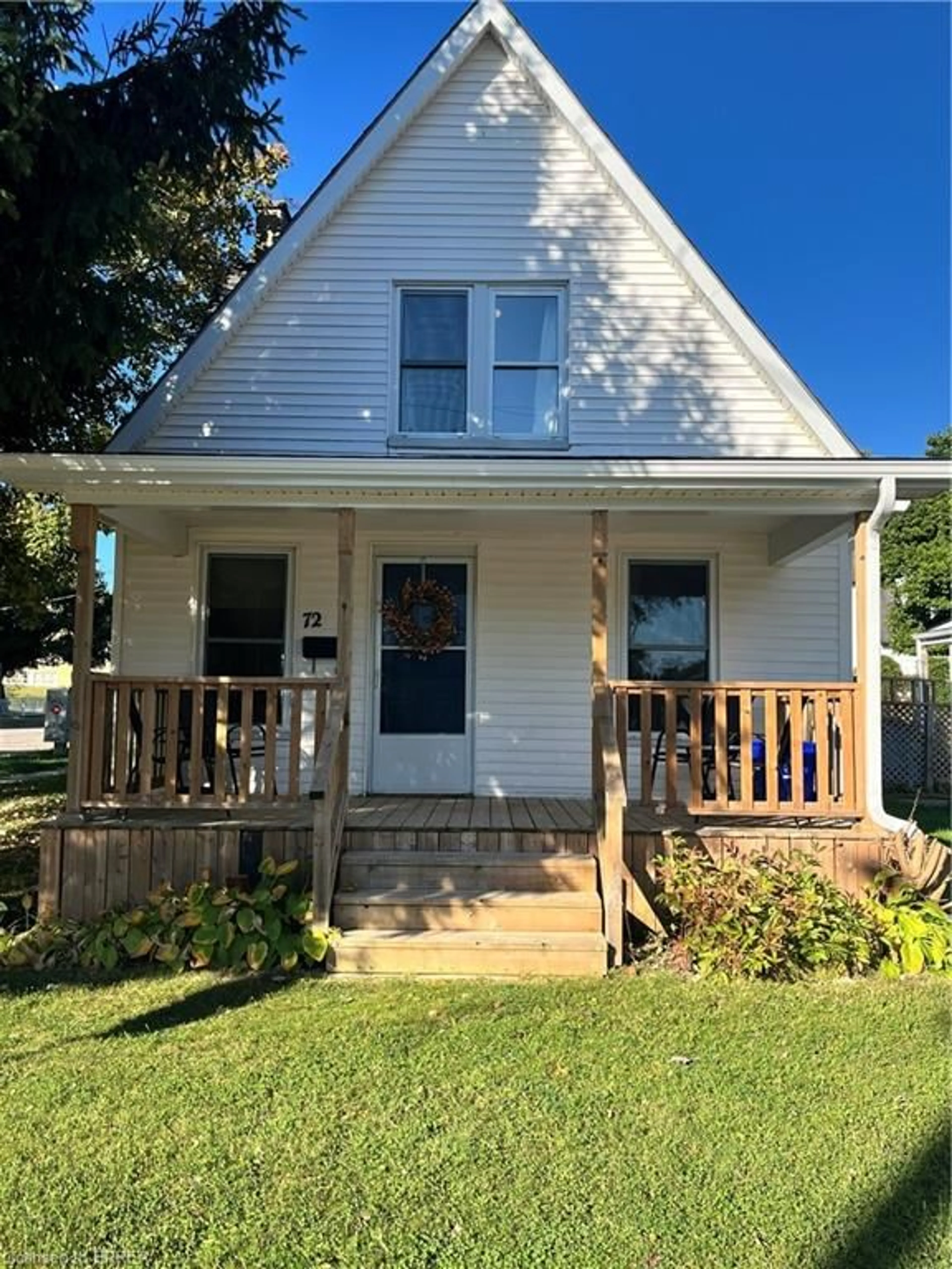 Home with vinyl exterior material, street for 72 King Lane, Simcoe Ontario N3Y 3Z7