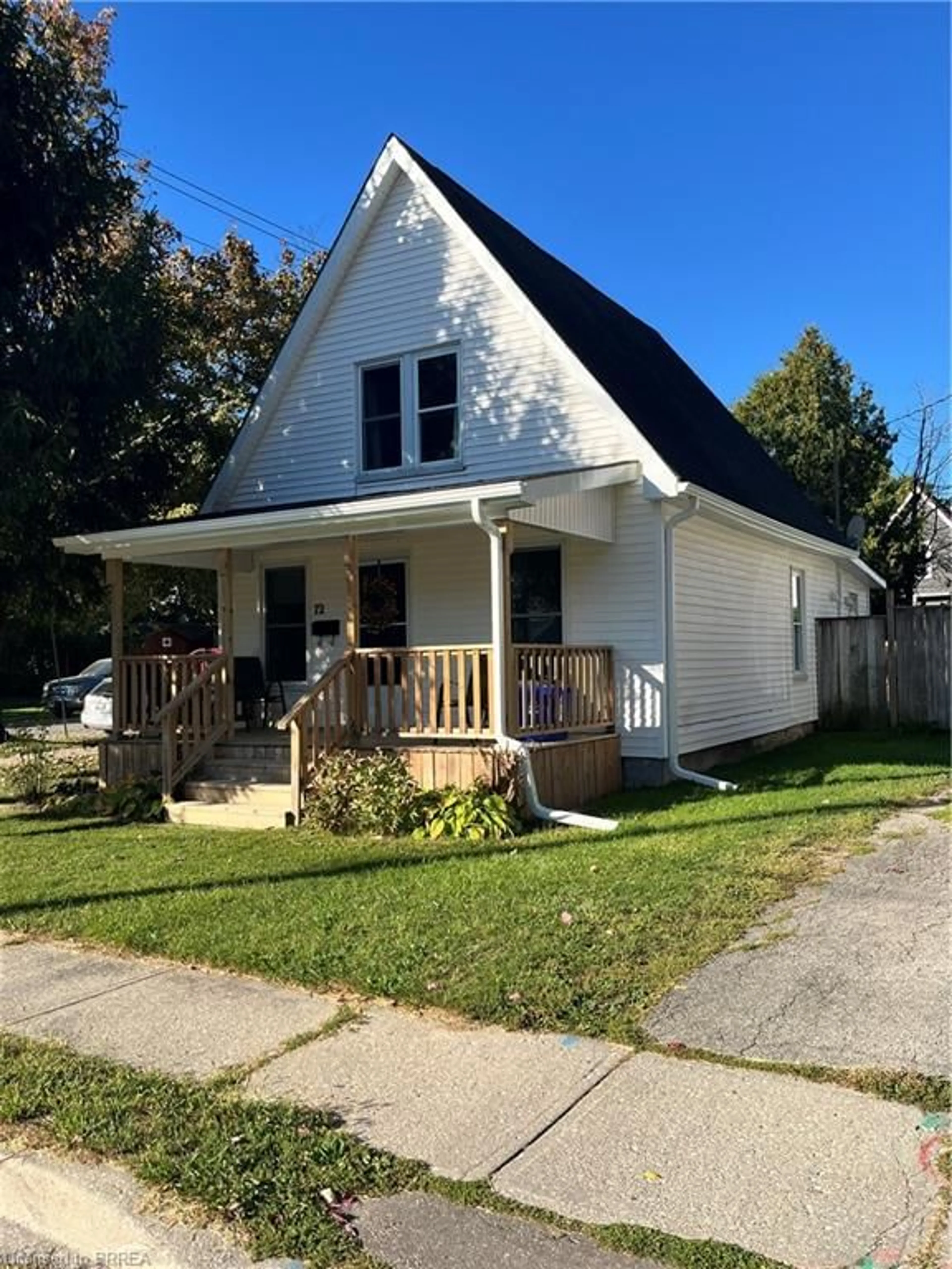 Home with vinyl exterior material, street for 72 King Lane, Simcoe Ontario N3Y 3Z7